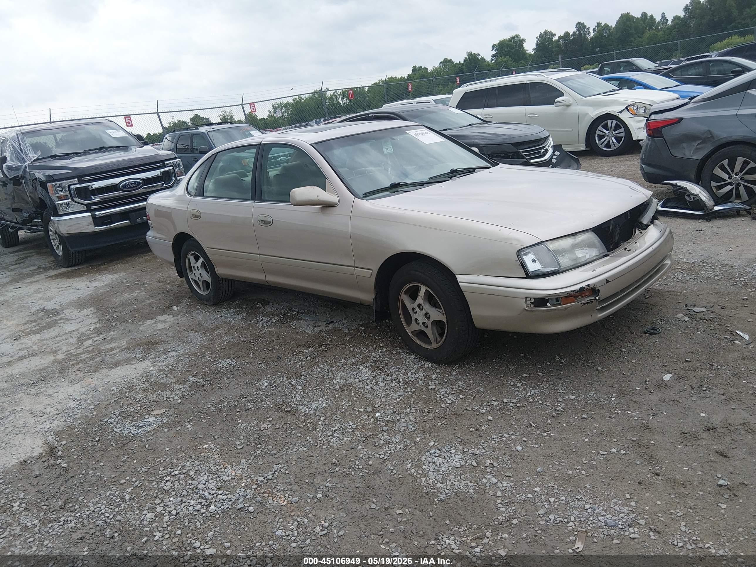 1997 Toyota Avalon XLS, VIN 4T1BF12B8VU205881 — Front end