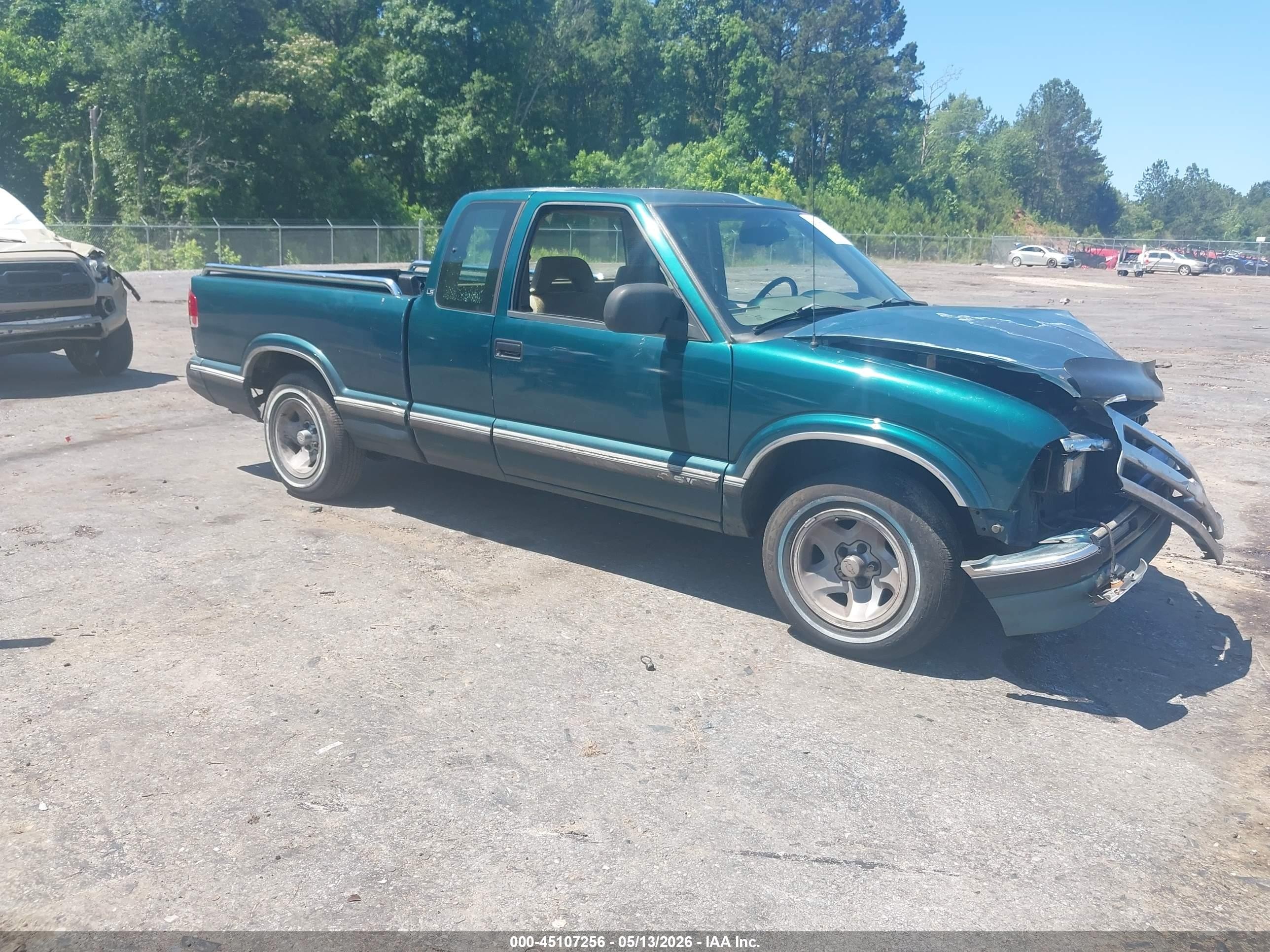 1997 Chevrolet S-10 LS, VIN 1GCCS19X3VK249451 — Front end