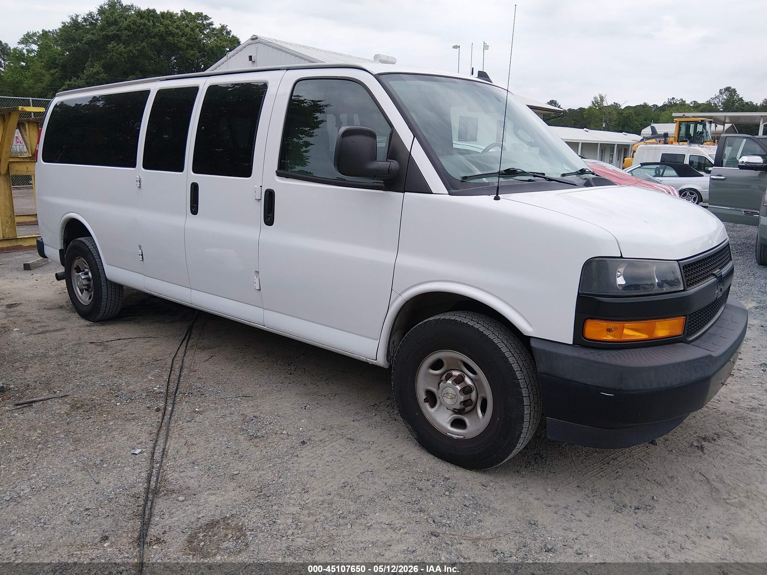 2020 Chevrolet Express Passenger LS, VIN 1GAZGNFG1L1176826 — Normal wear