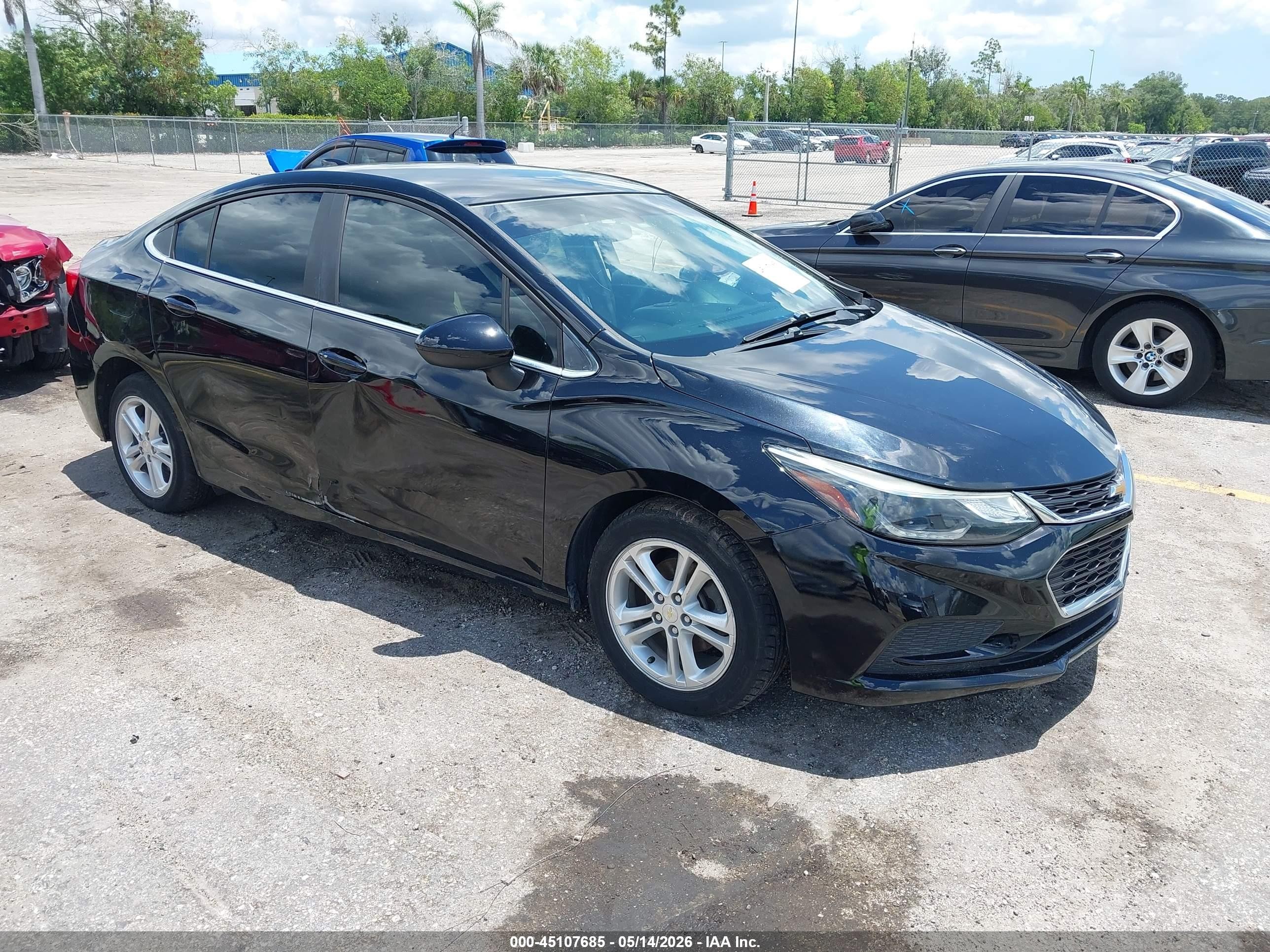 2017 Chevrolet Cruze LT, VIN 1G1BE5SM3H7172252 — Бок