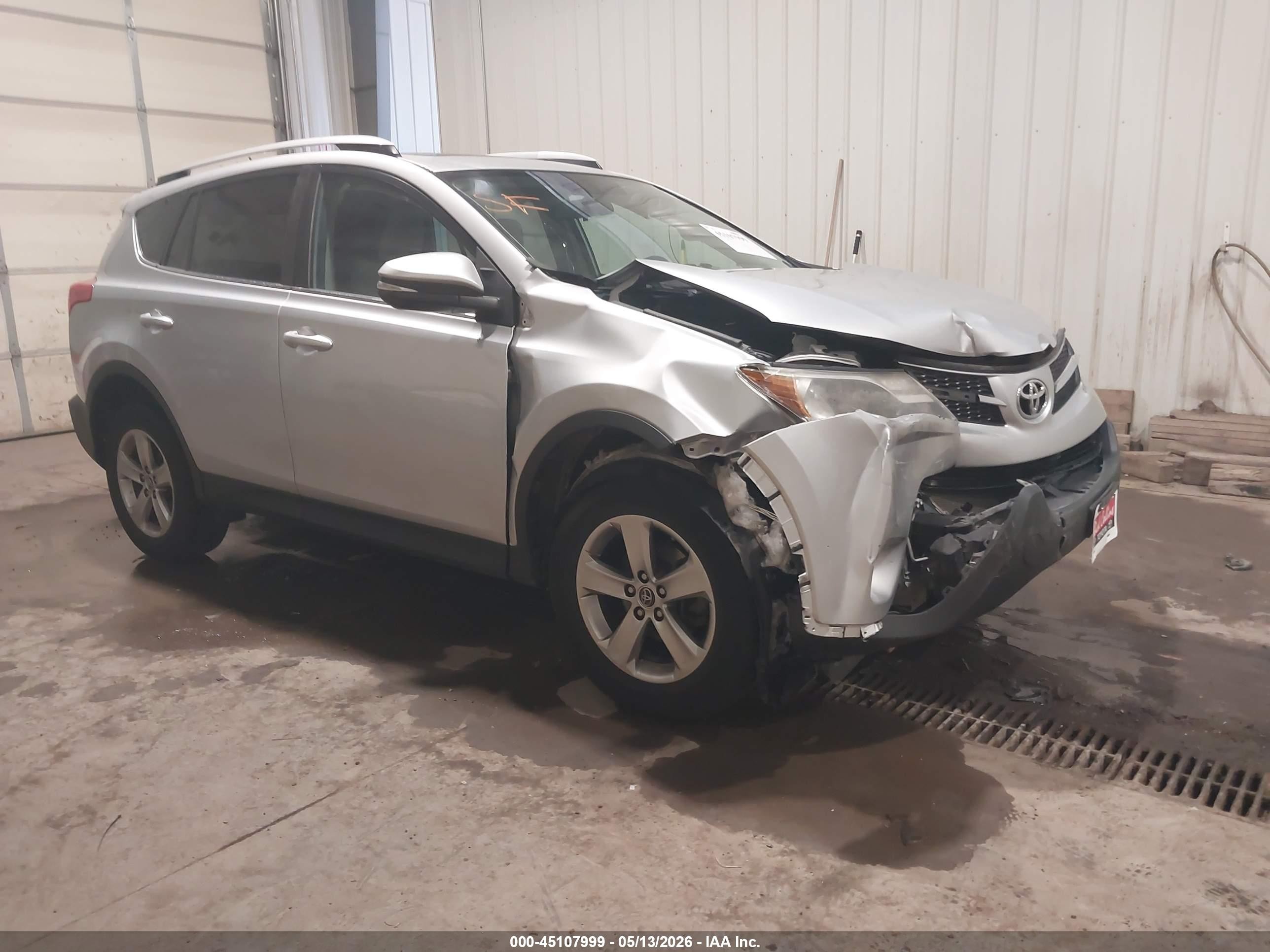 2015 Toyota RAV4 XLE, VIN 2T3RFREV5FW238882 — Front end