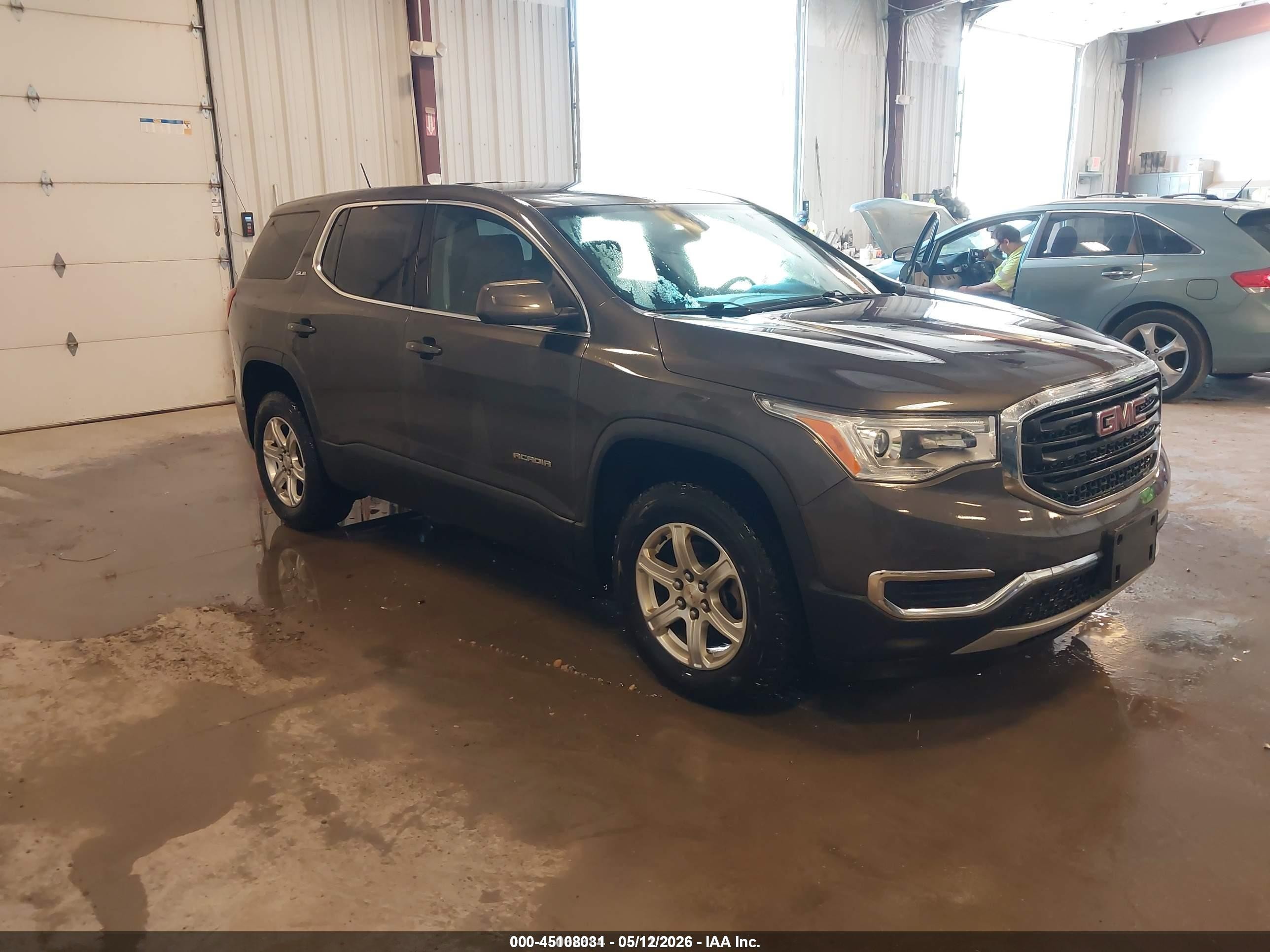 2019 GMC Acadia SLE, VIN 1GKKNRLA2KZ273804 — Normal wear
