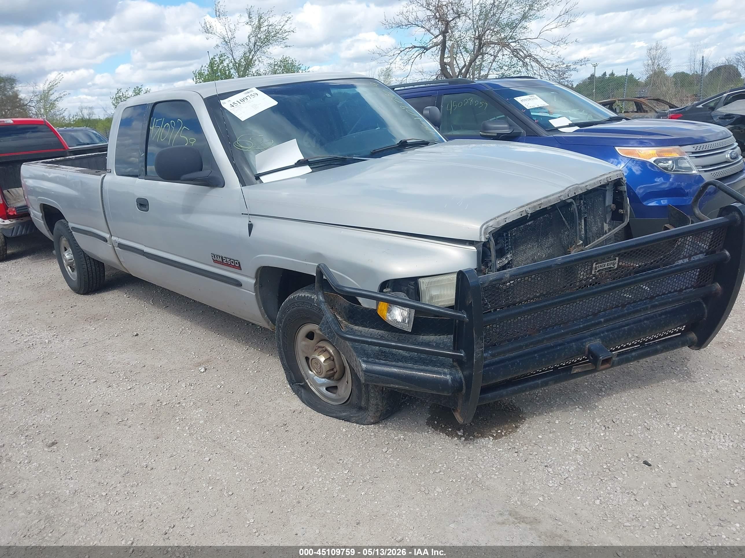 1999 Dodge 2500, VIN 3B7KC2367XG184676 — Перед