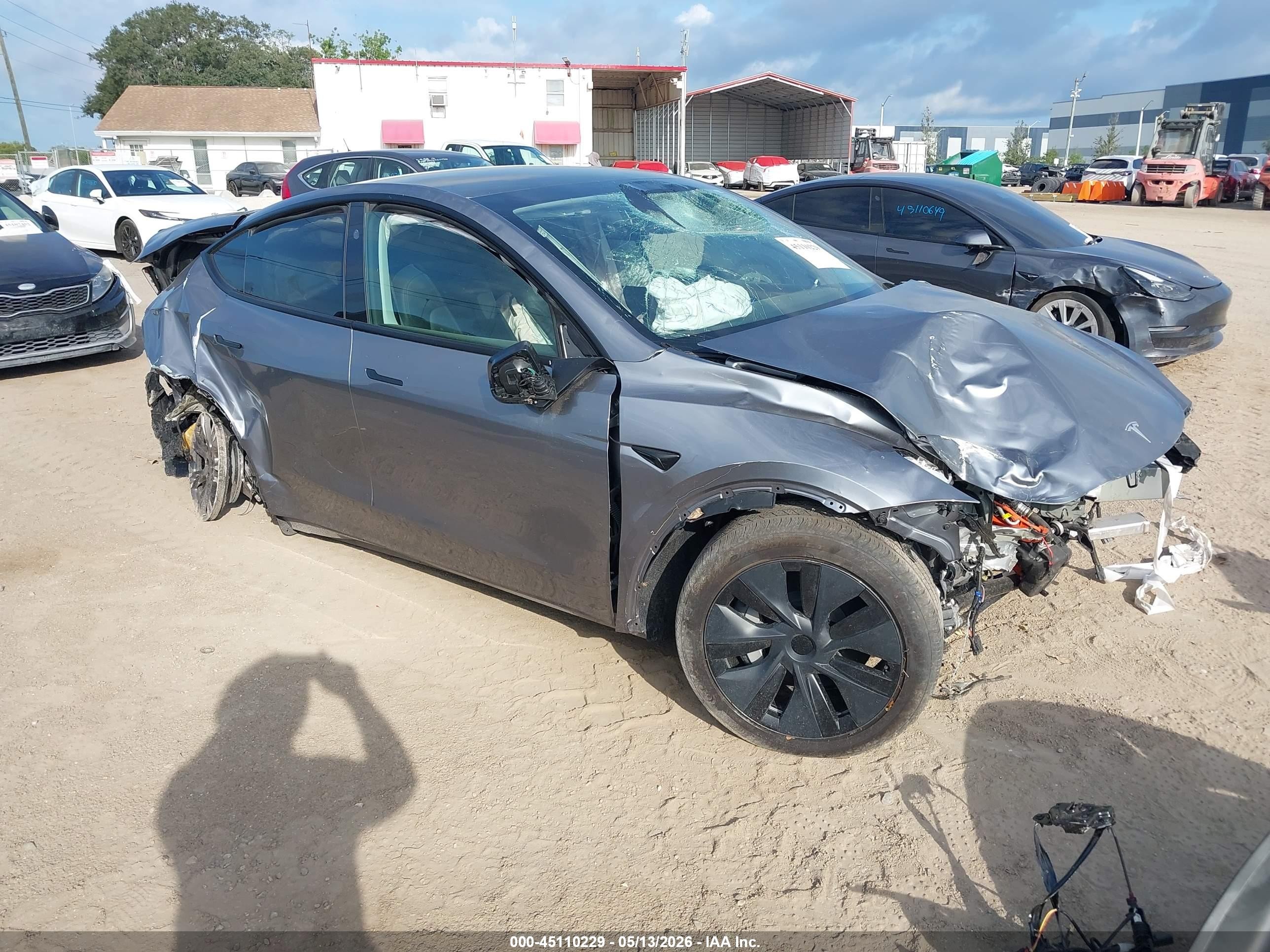 2024 Tesla Model Y Long Range, VIN 7SAYGDEE3RA327081 — Front end