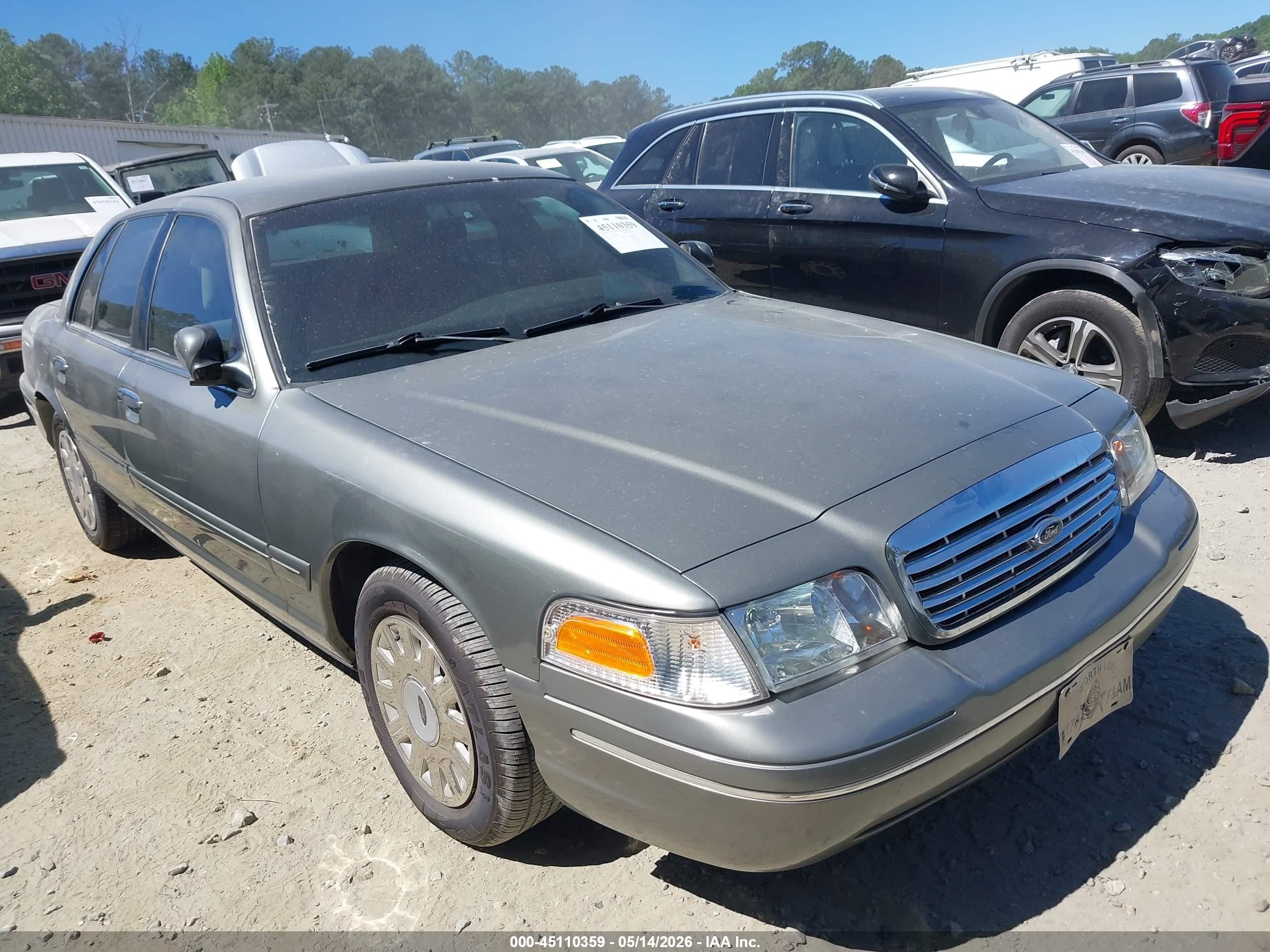 2003 Ford Crown Victoria Standard, VIN 2FAFP73W53X149160 — Side