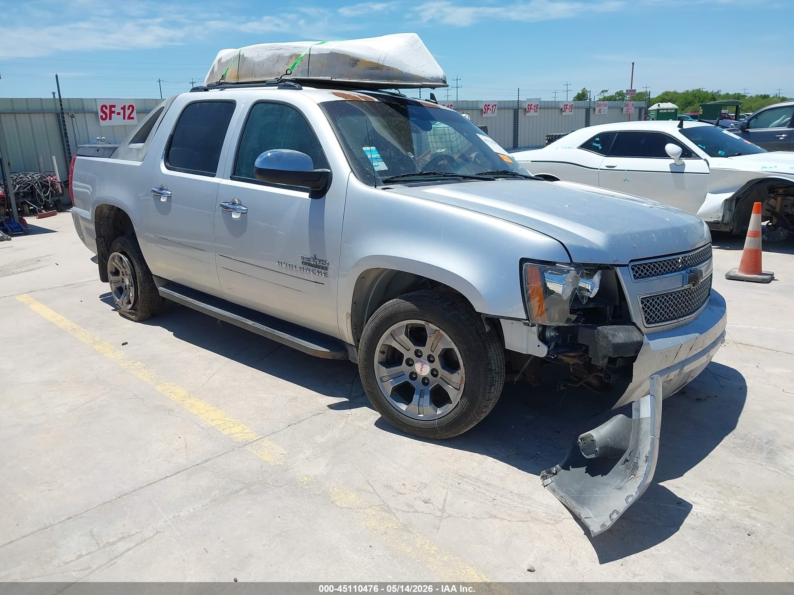 2012 Chevrolet Avalanche LS, VIN 3GNMCEE08CG199174 — Бок
