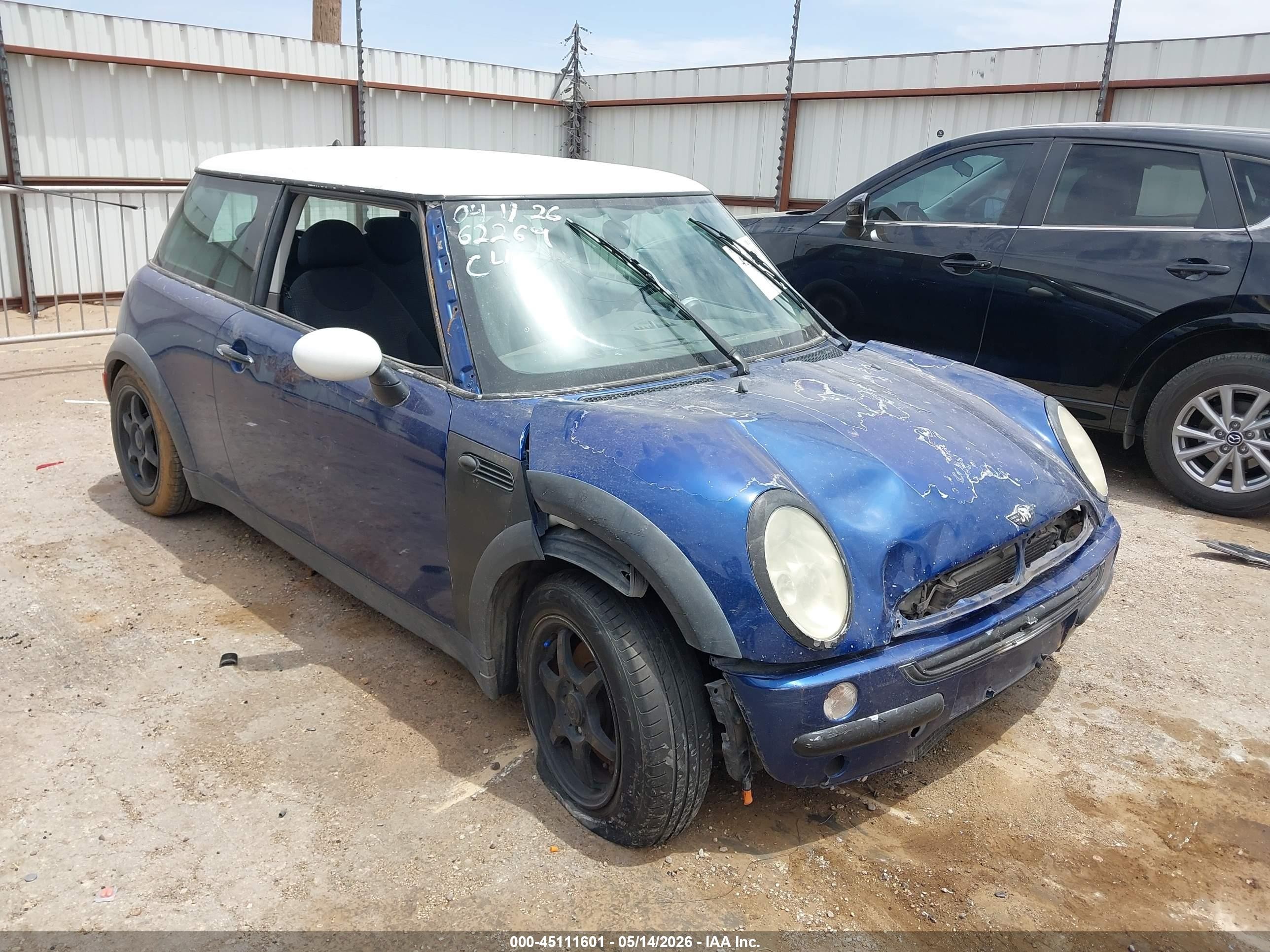 2004 MINI Hardtop, VIN WMWRC334X4TJ57258 — Бок