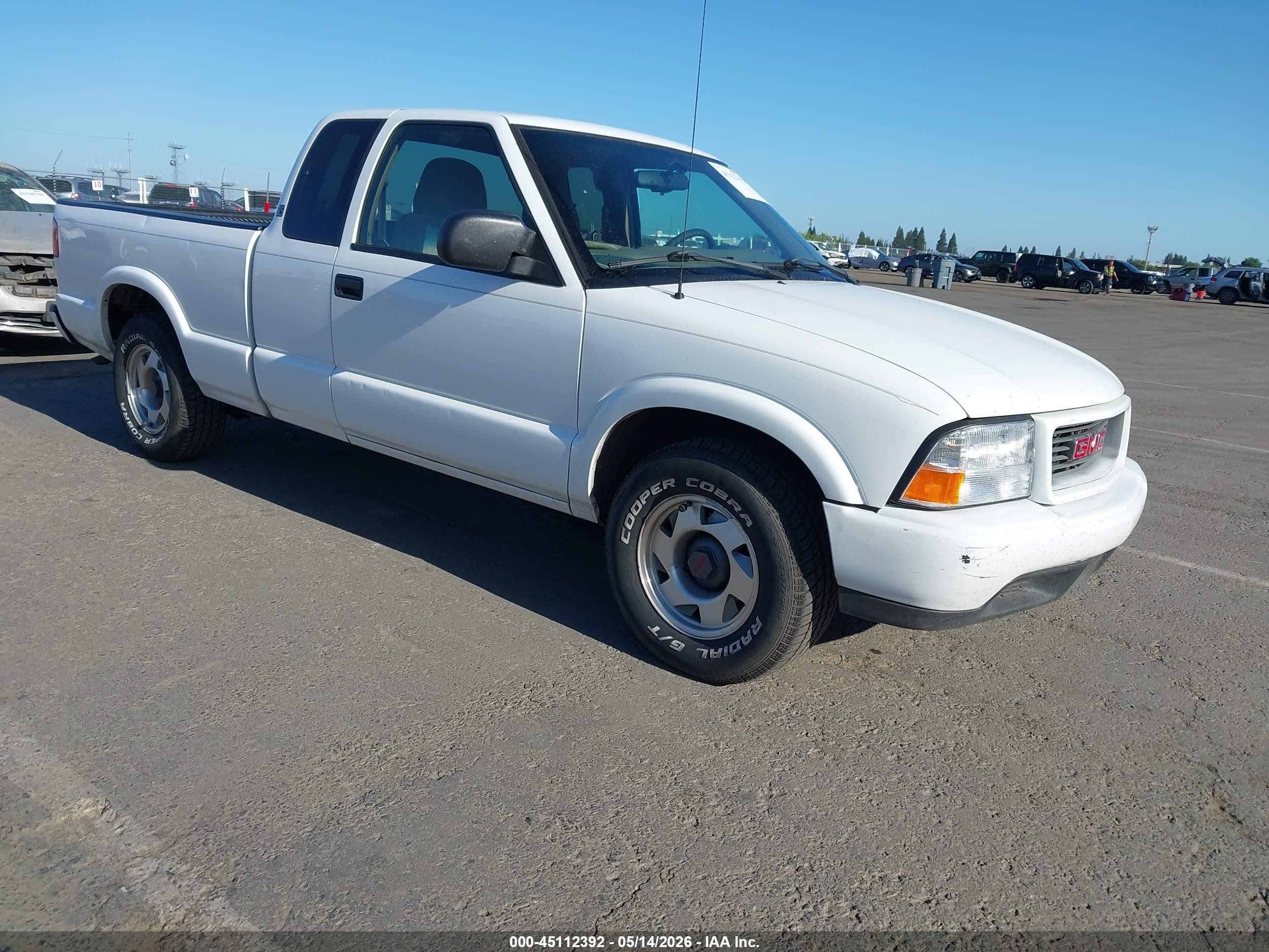 2001 GMC Sonoma SLS 1SG, VIN 1GTCS19W018159348 — Side