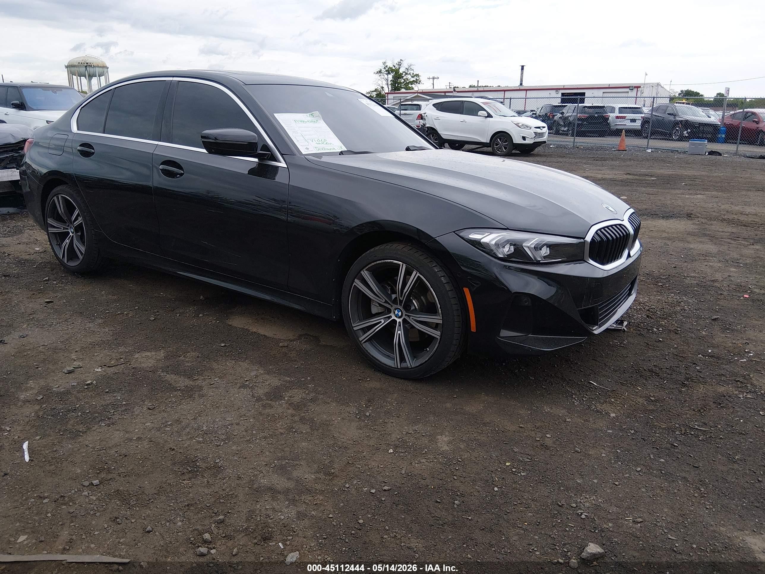 2024 BMW 3 Series 330i xDrive, VIN 3MW89FF03R8E17308 — Бок
