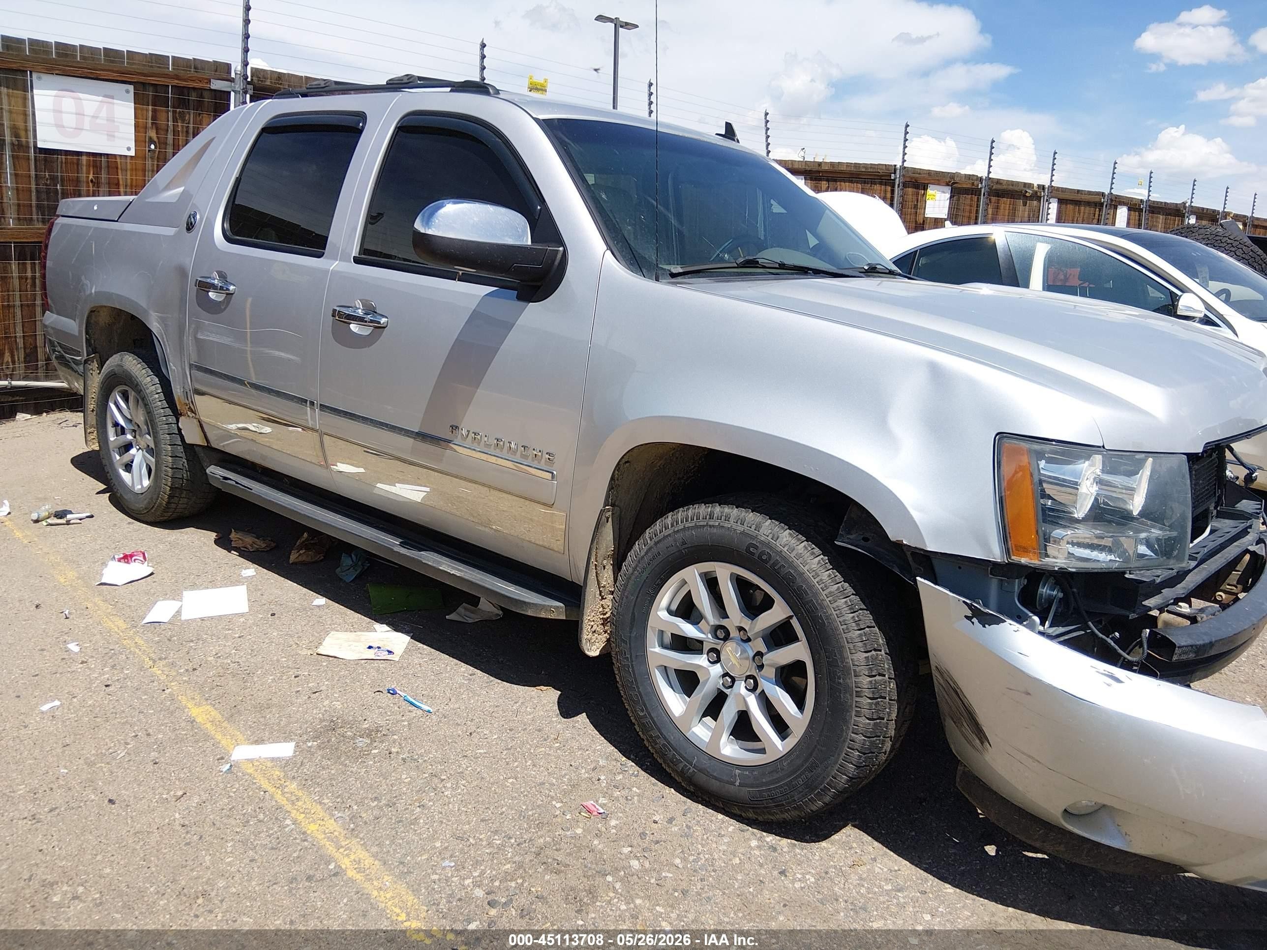 2013 Chevrolet Avalanche LTZ, VIN 3GNTKGE77DG125043 — Front end