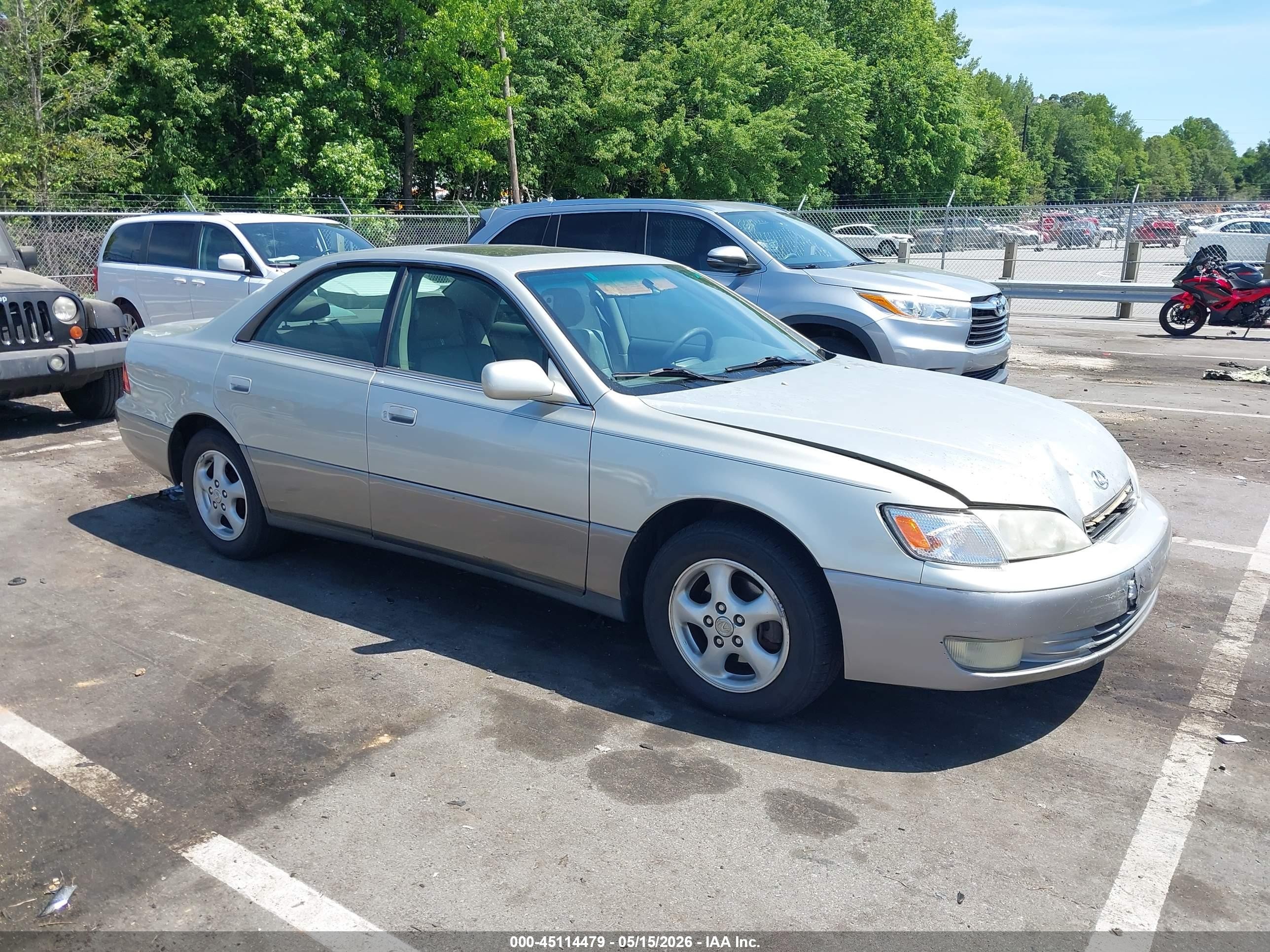 1998 Lexus ES 300, VIN JT8BF28GXW5042514 — Front end