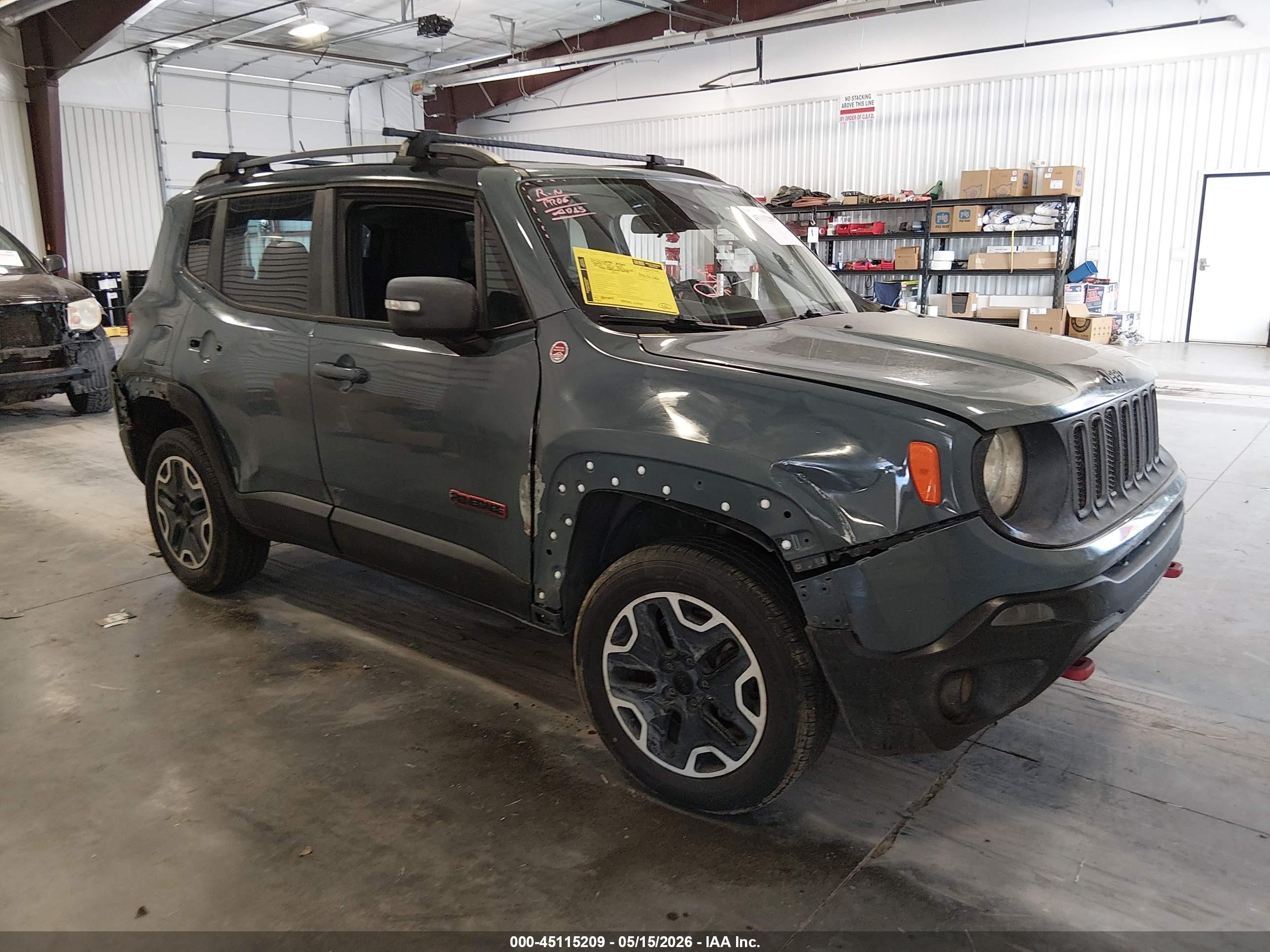 2015 Jeep Renegade Trailhawk, VIN ZACCJBCT0FPB69245 — Front end