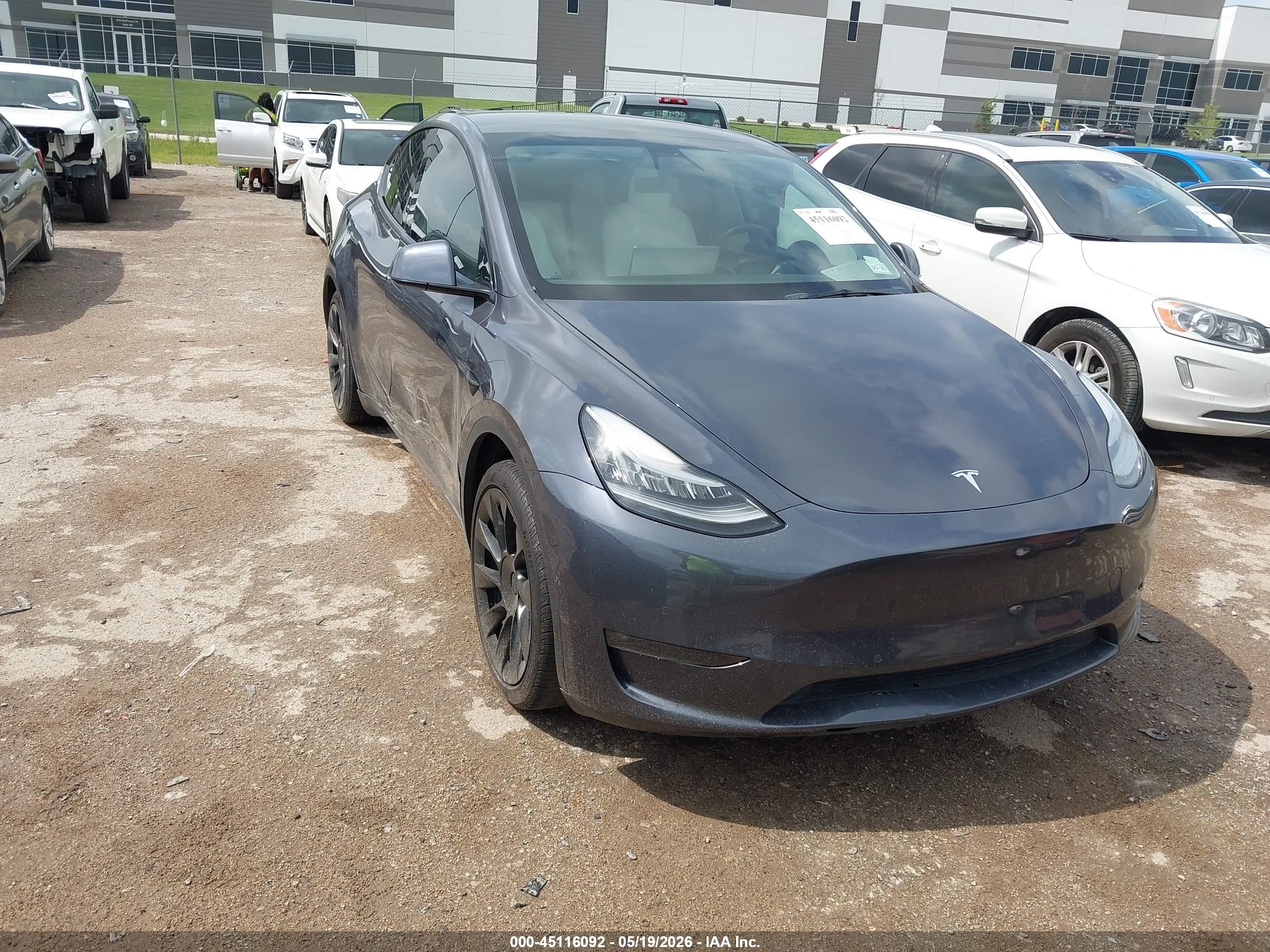 2021 Tesla Model Y Standard Range, VIN 5YJYGDED6MF123312 — Side