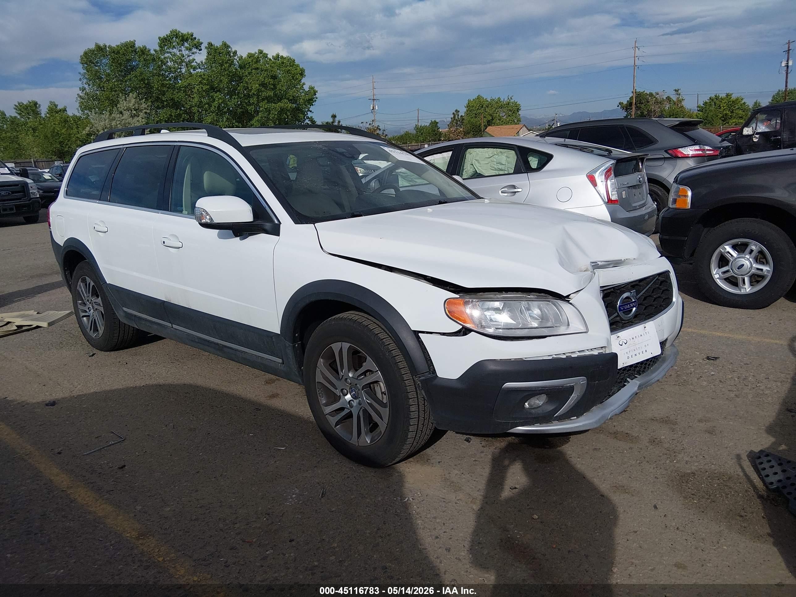 2015 Volvo XC70 T5 Drive-E Premier, VIN YV440MBK8F1221658 — Front end