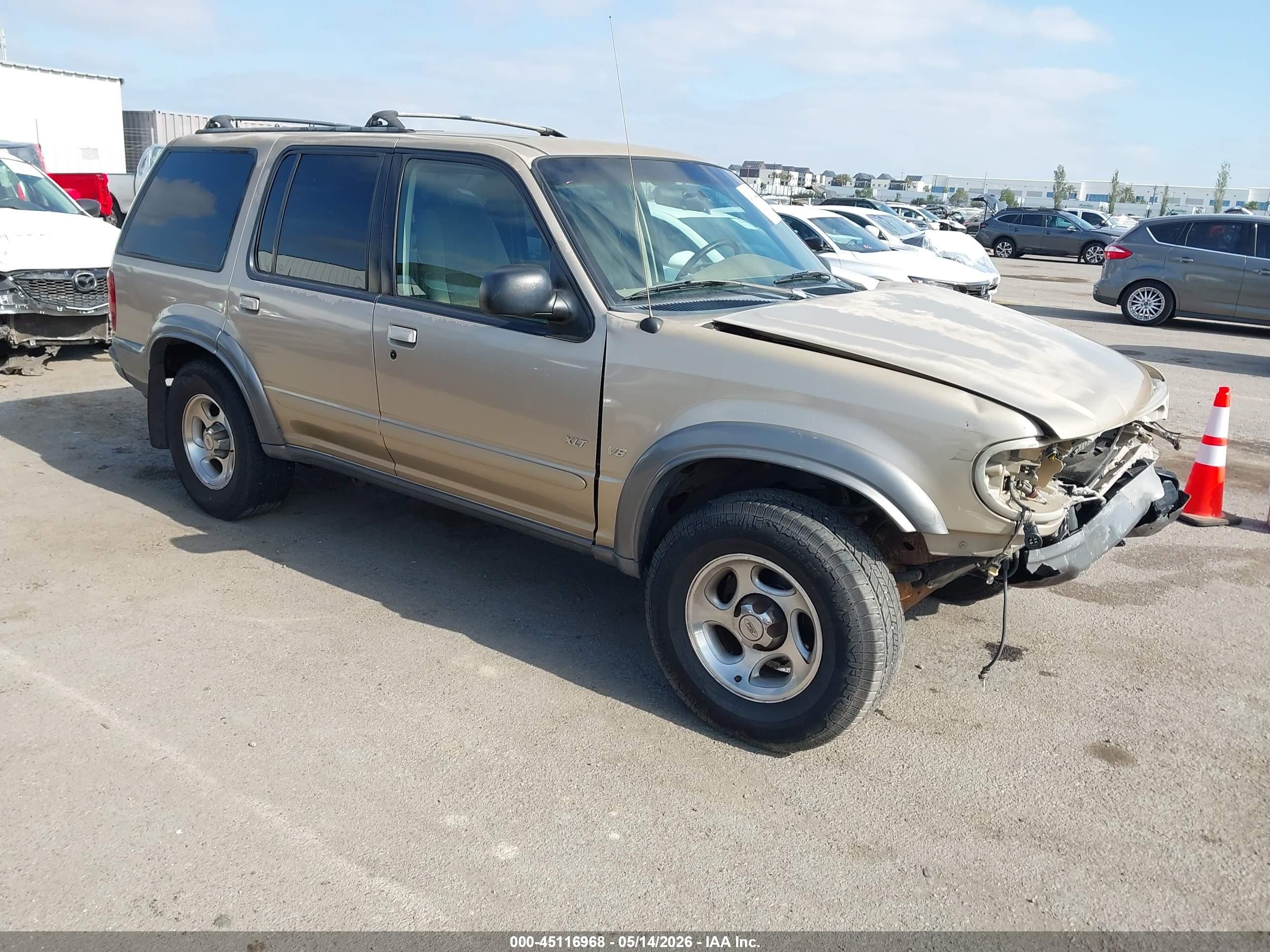 2000 Ford Explorer XLT, VIN 1FMZU63P6YZB63228 — Front end