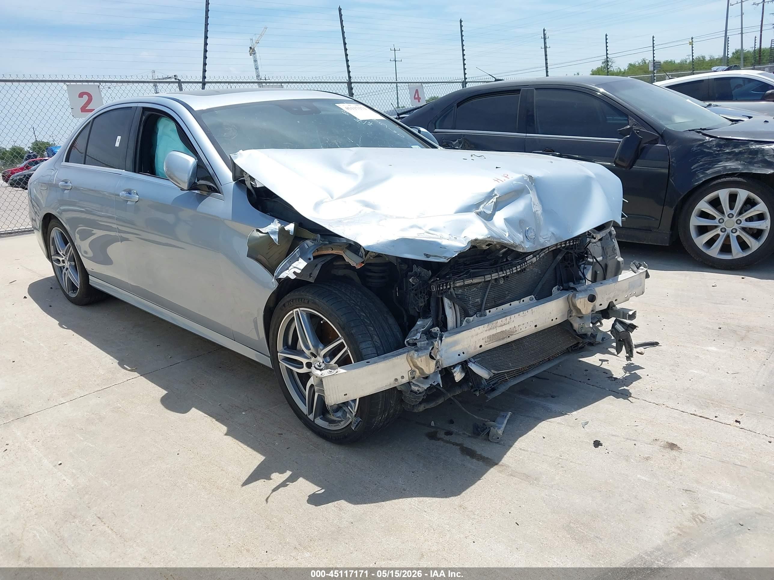 2017 Mercedes-Benz E 300 Luxury, VIN WDDZF4JB9HA194083 — Front end
