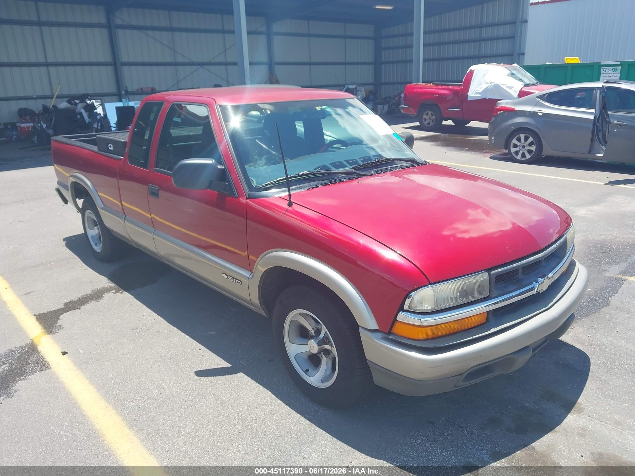 1998 Chevrolet S-10 LS, VIN 1GCCS19X5W8186884 — Rear end
