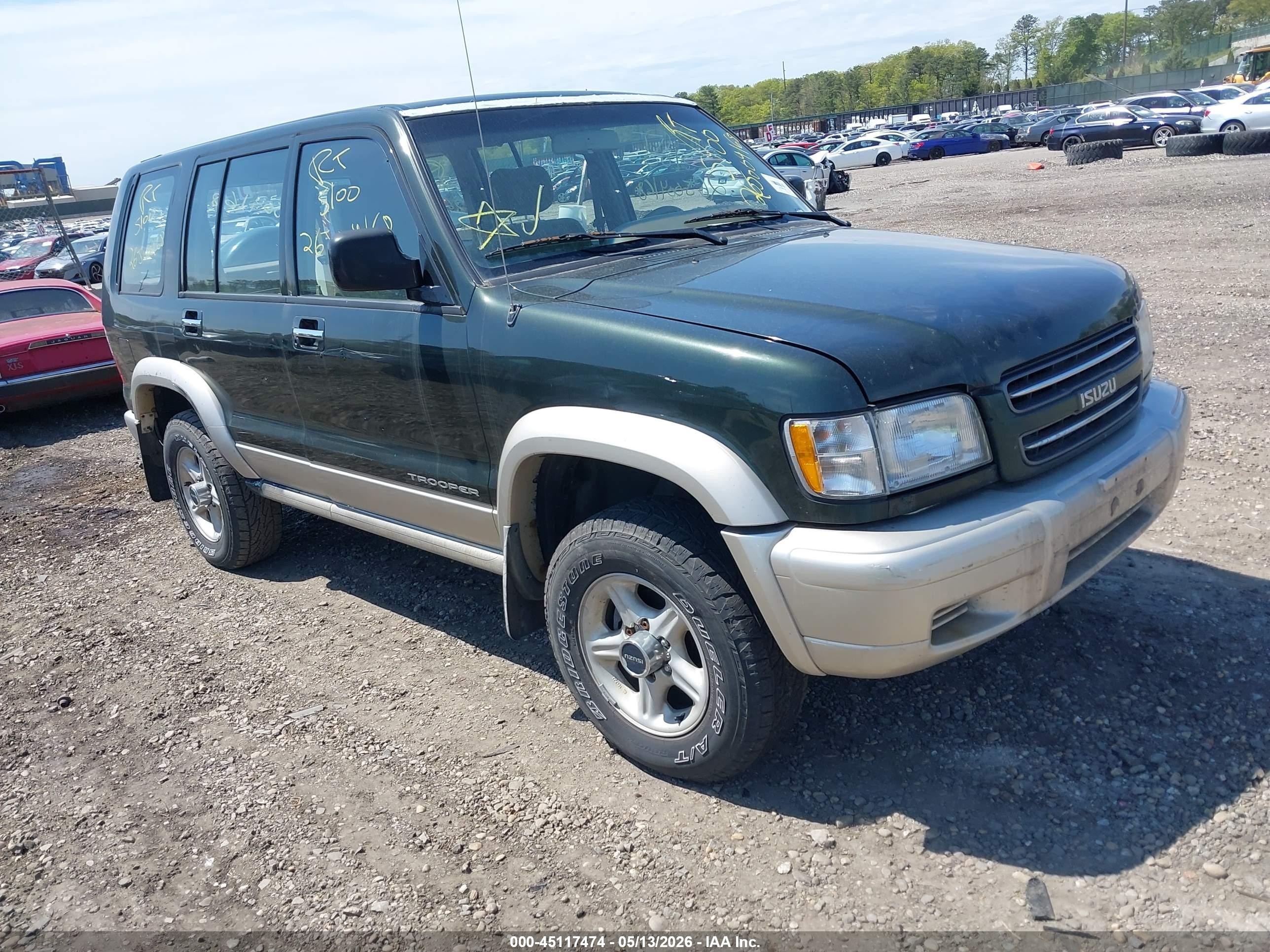 2001 Isuzu Trooper S, VIN JACDJ58X017J02757 — Front end