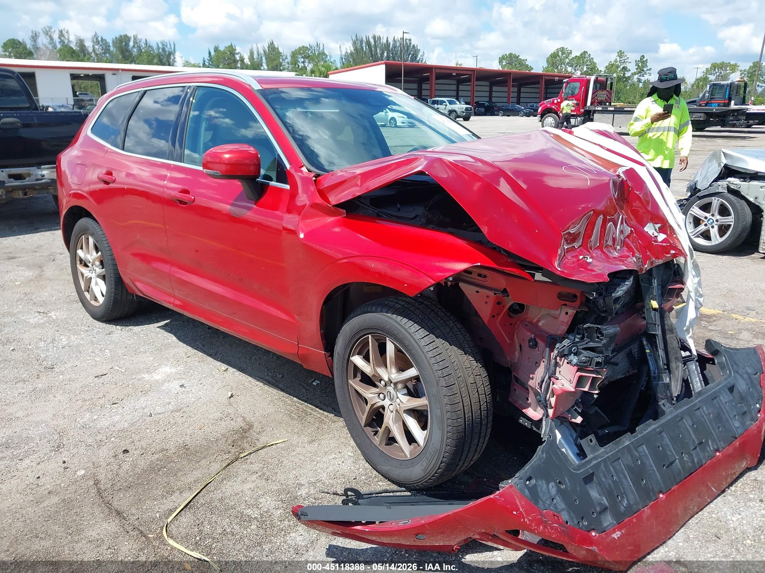 2018 Volvo XC60 Momentum, VIN LYV102RK8JB121304 — Front end