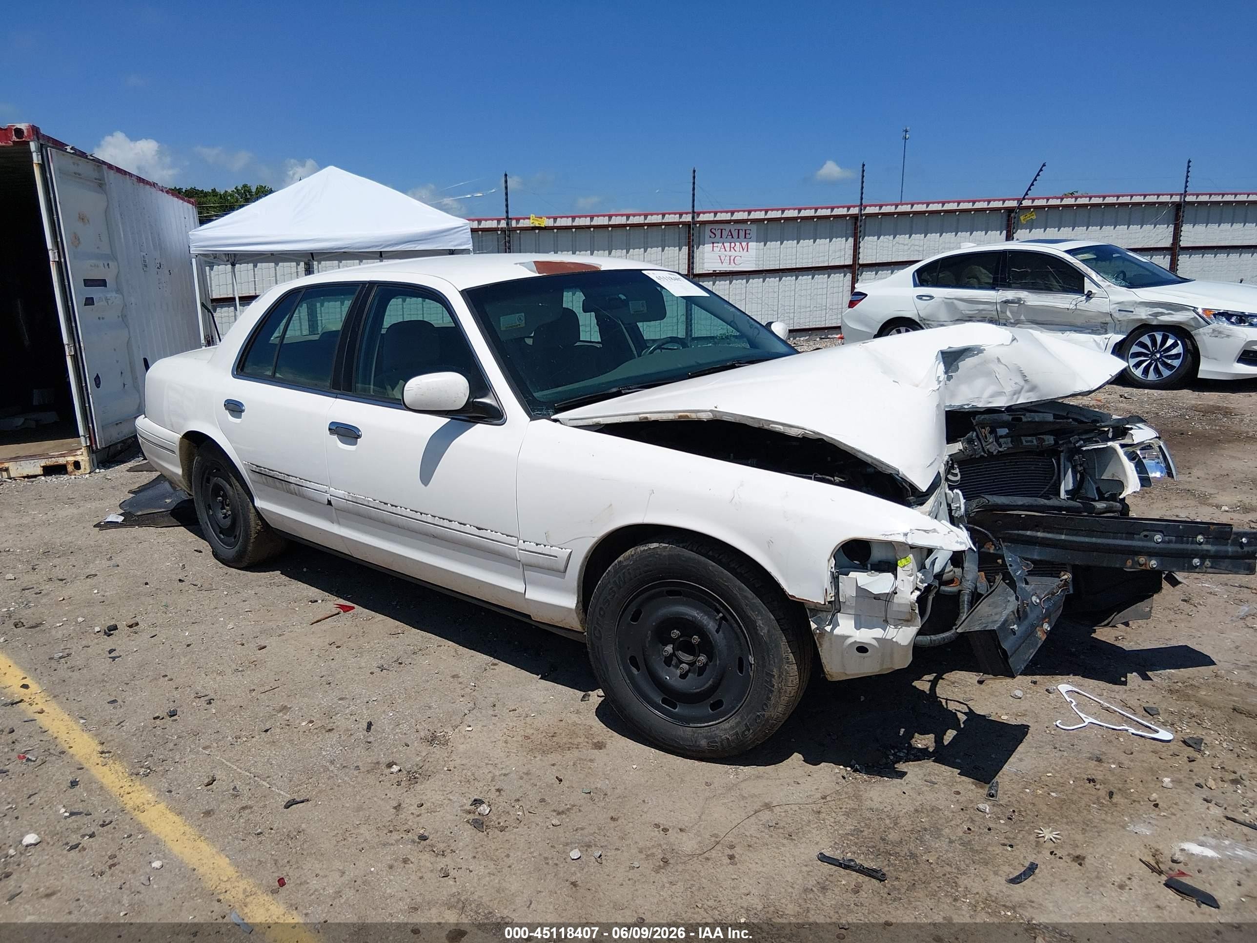 2003 Ford Crown Victoria Standard, VIN 2FAFP73W83X156877 — Front end