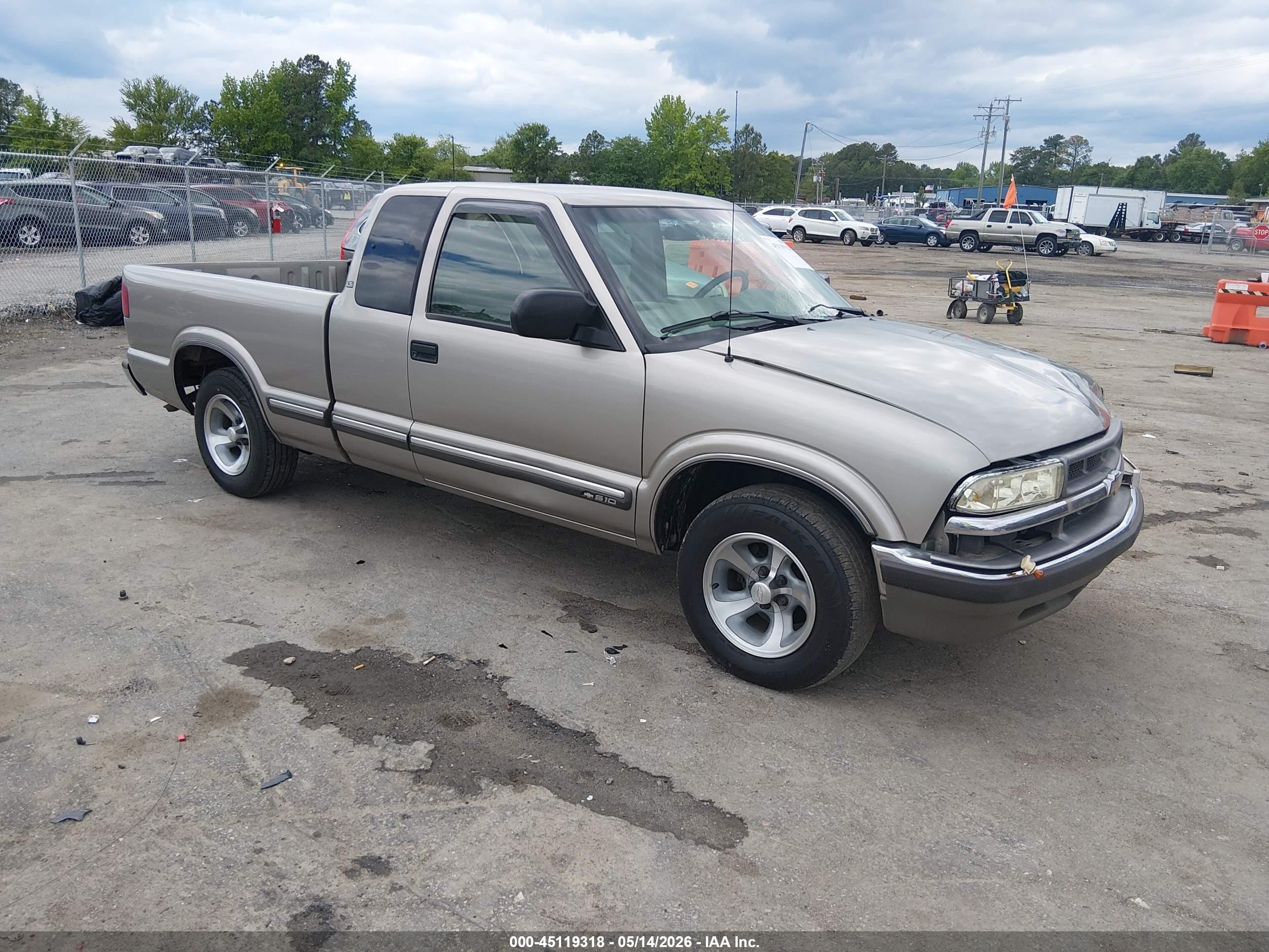 2002 Chevrolet S-10 LS, VIN 1GCCS19W128173163 — Front end
