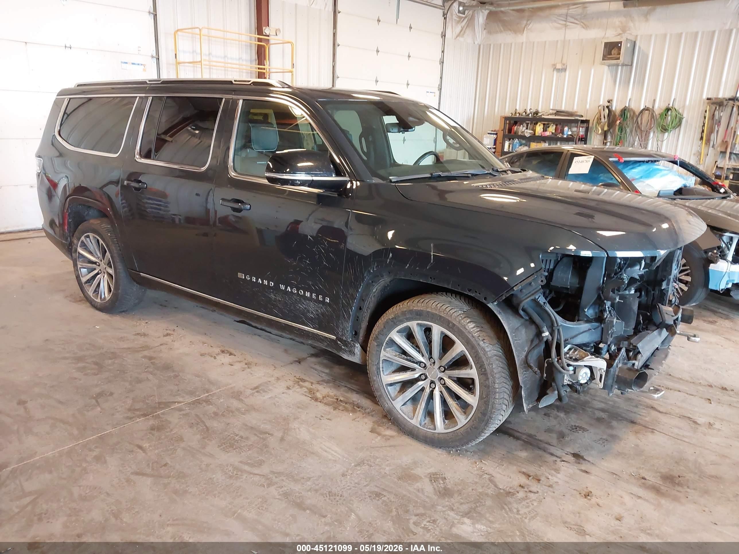 2023 Jeep Grand Wagoneer Series II, VIN 1C4SJSFP6PS526914 — Перед