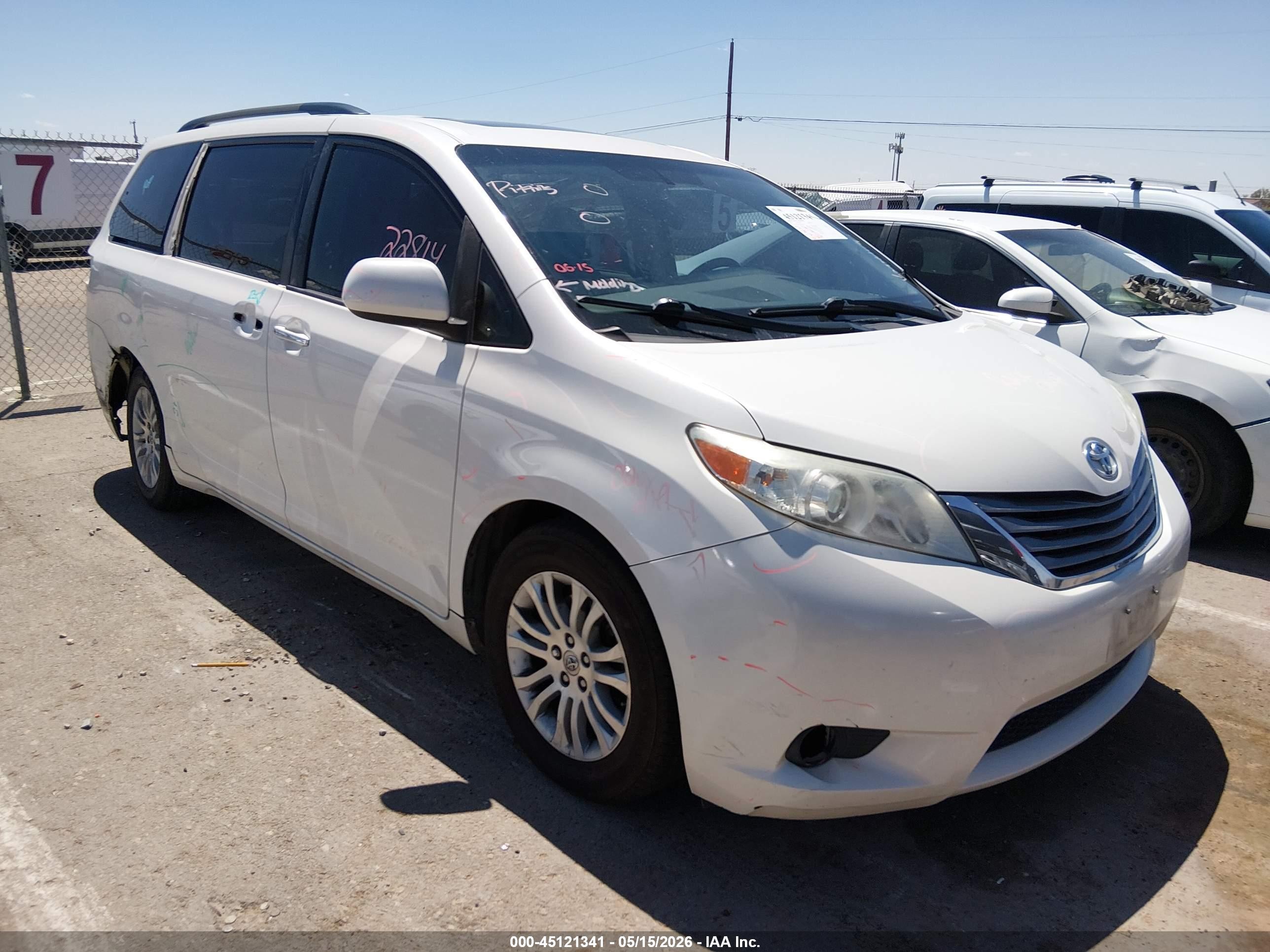 2017 Toyota Sienna XLE, VIN 5TDYZ3DC5HS775286 — Side