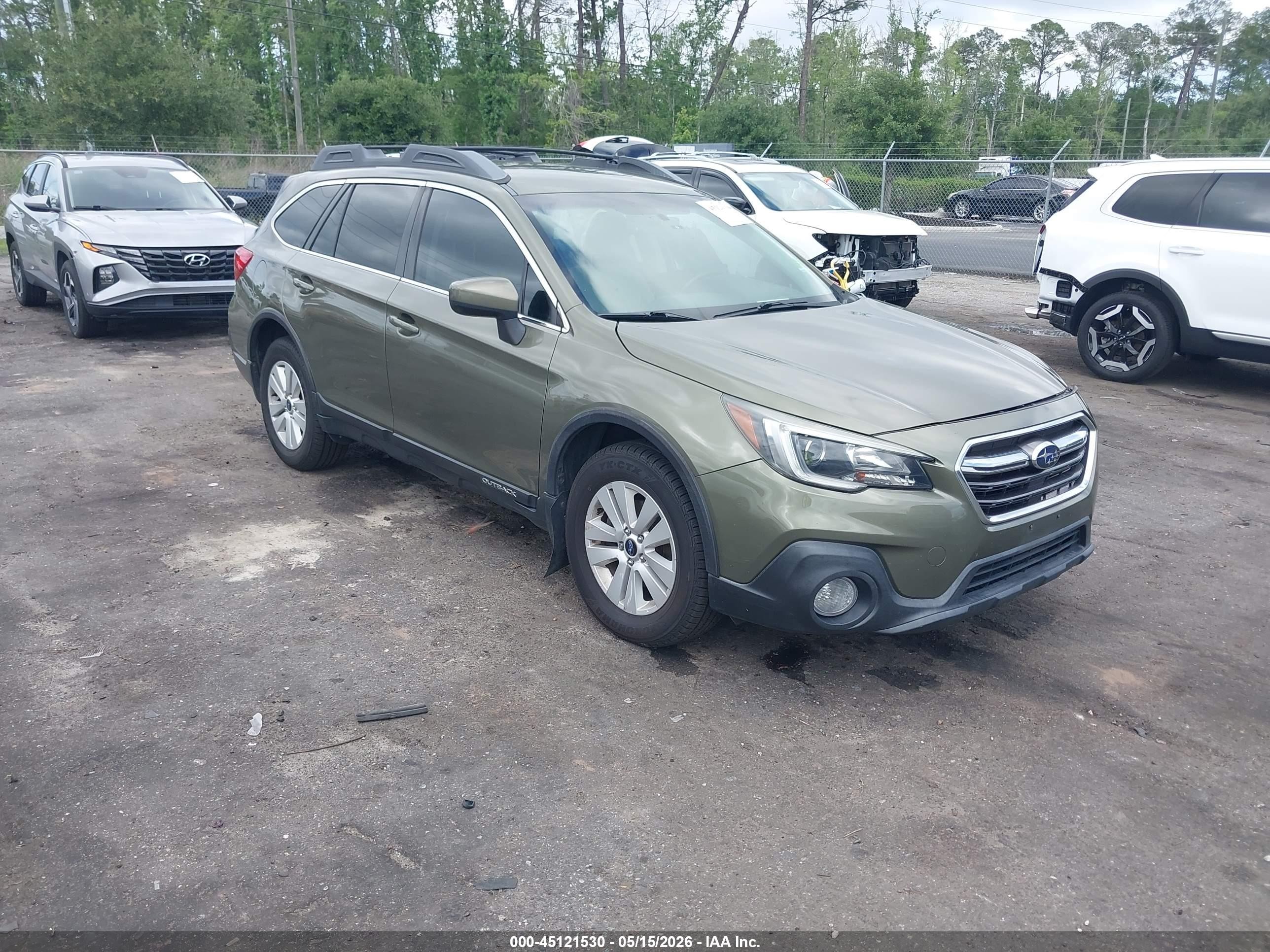 2018 Subaru Outback Premium, VIN 4S4BSACCXJ3269004 — Front end