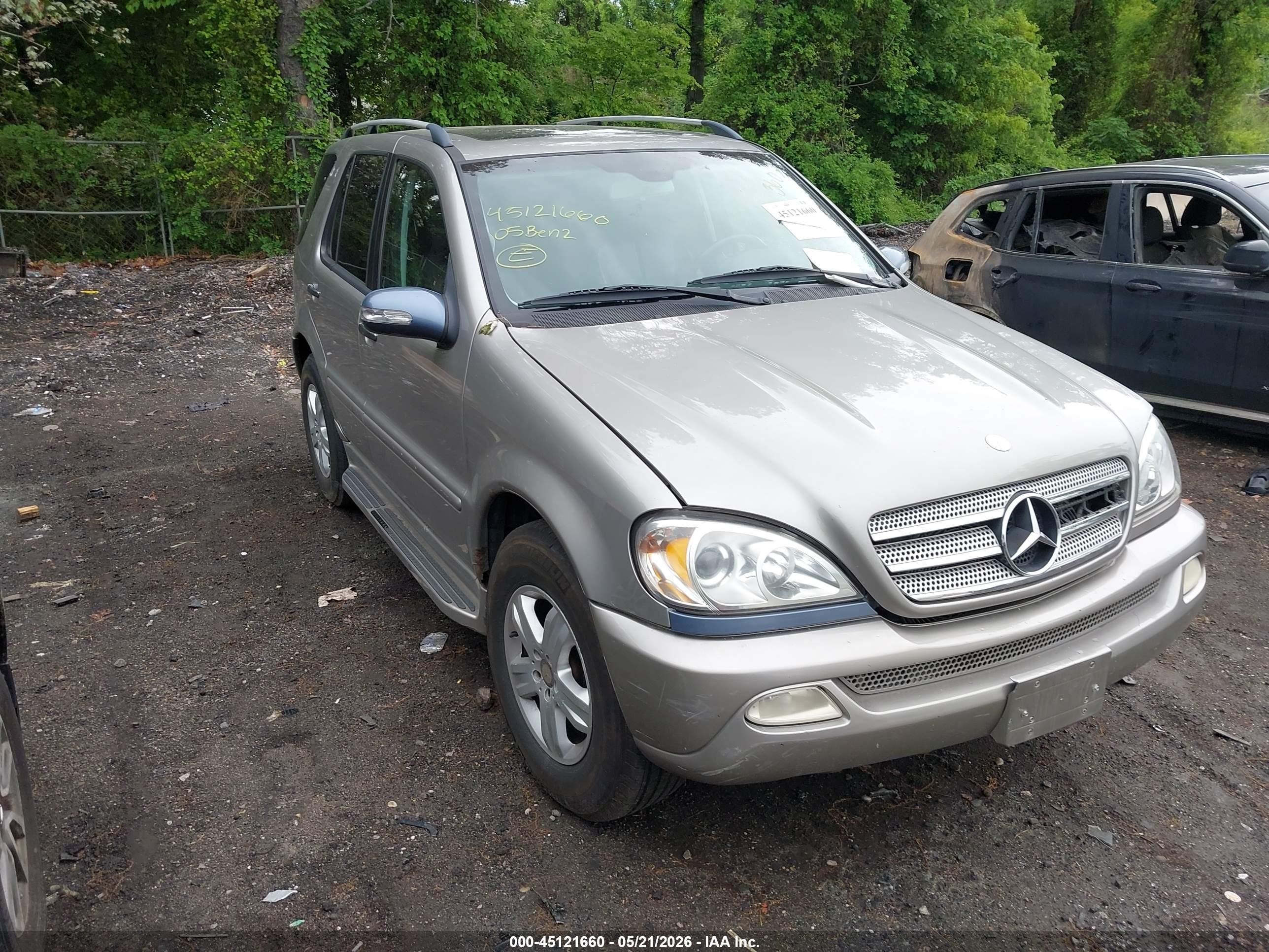 2005 Mercedes-Benz M 350, VIN 4JGAB57E55A559165 — Front end