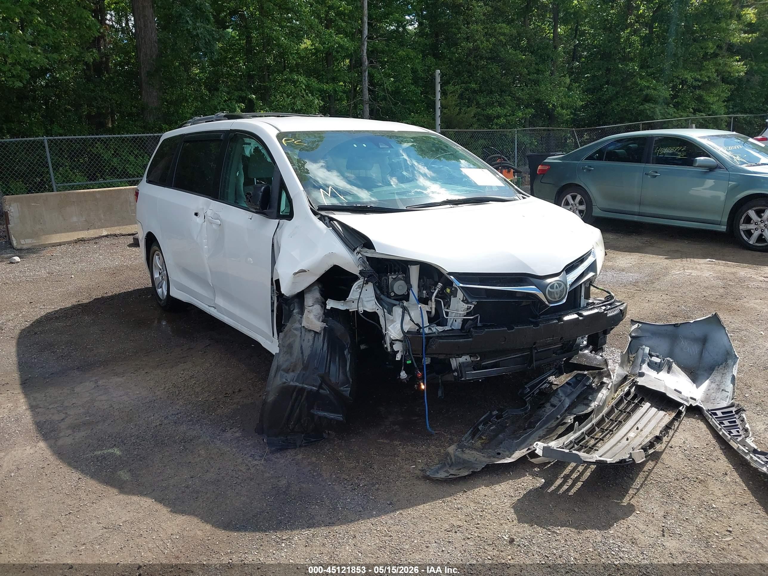 2018 Toyota Sienna LE, VIN 5TDKZ3DC9JS939750 — Front end