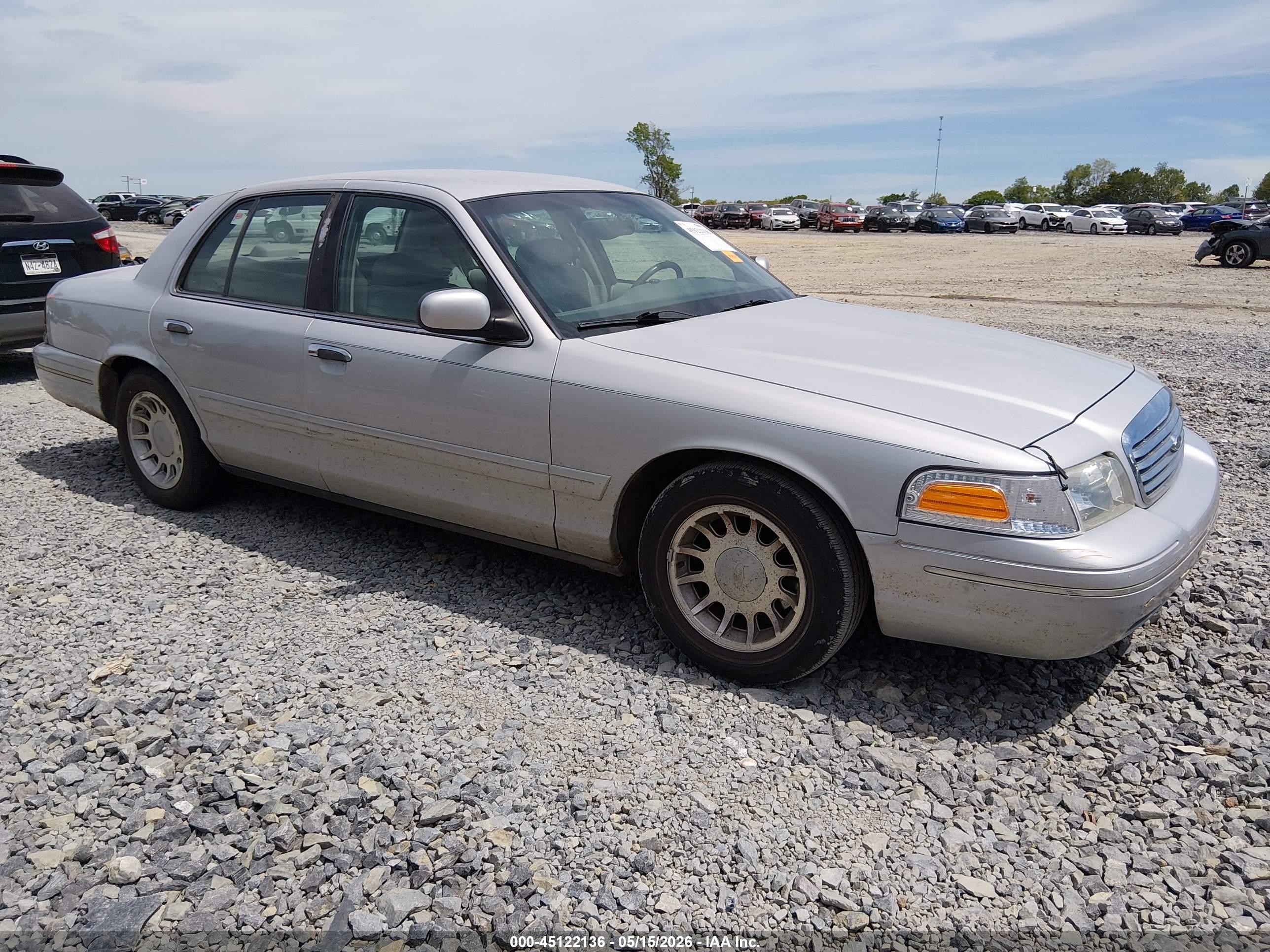 2000 Ford Crown Victoria LX, VIN 2FAFP74W2YX136016 — Normal wear