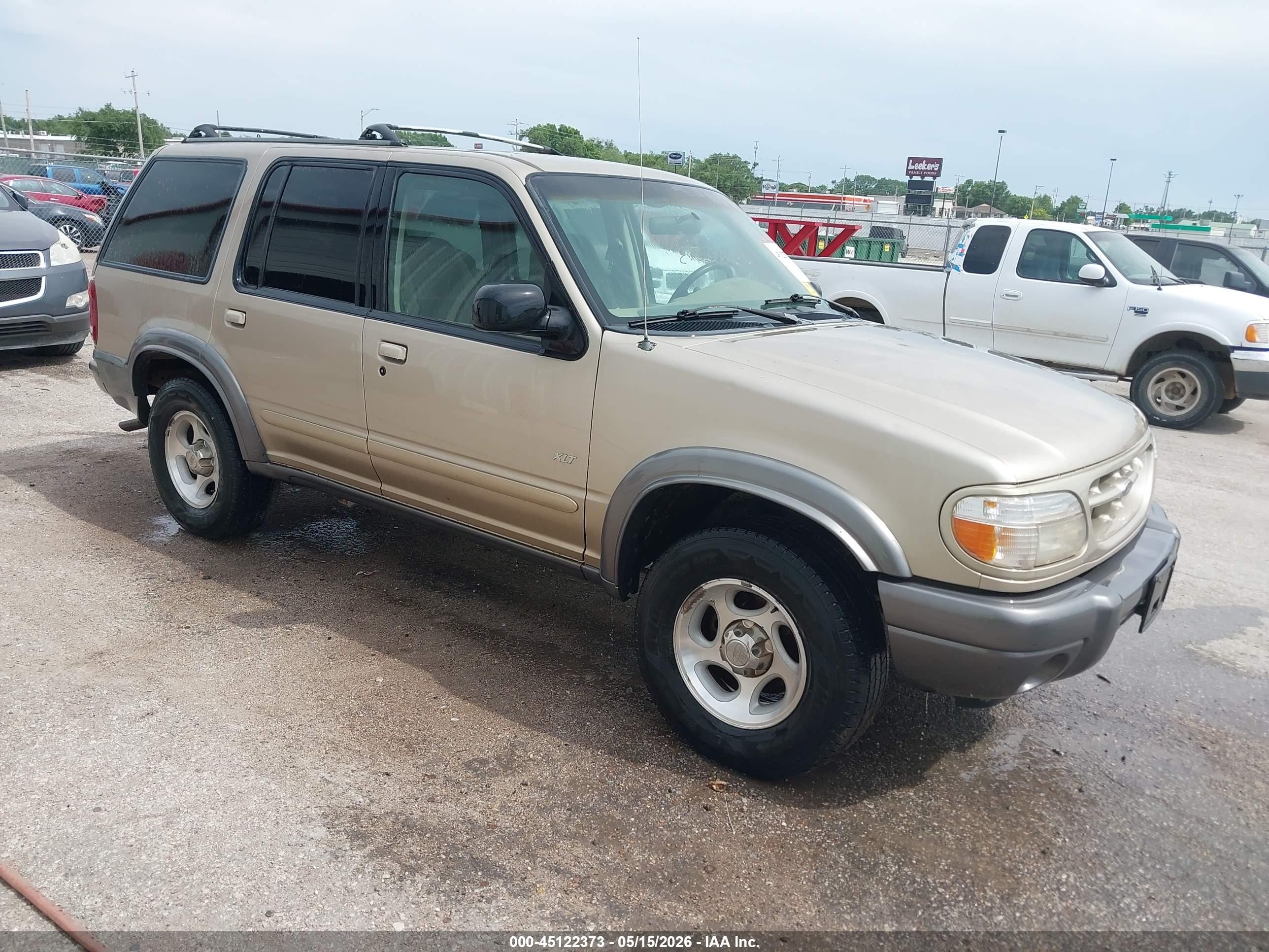 2000 Ford Explorer XLT, VIN 1FMZU73E9YUB29463 — Front end