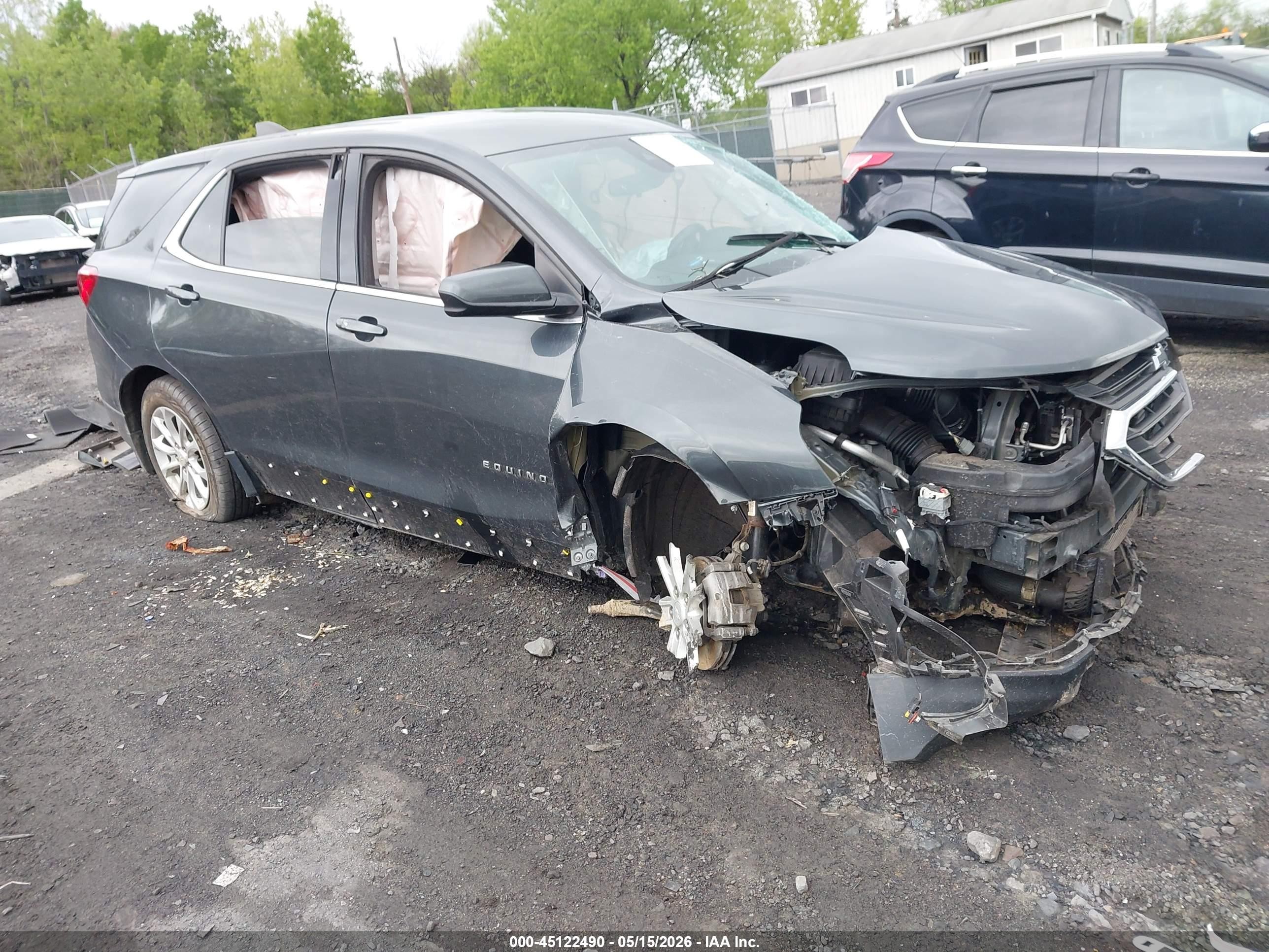 2020 Chevrolet Equinox LT, VIN 2GNAXUEV2L6266571 — Front end