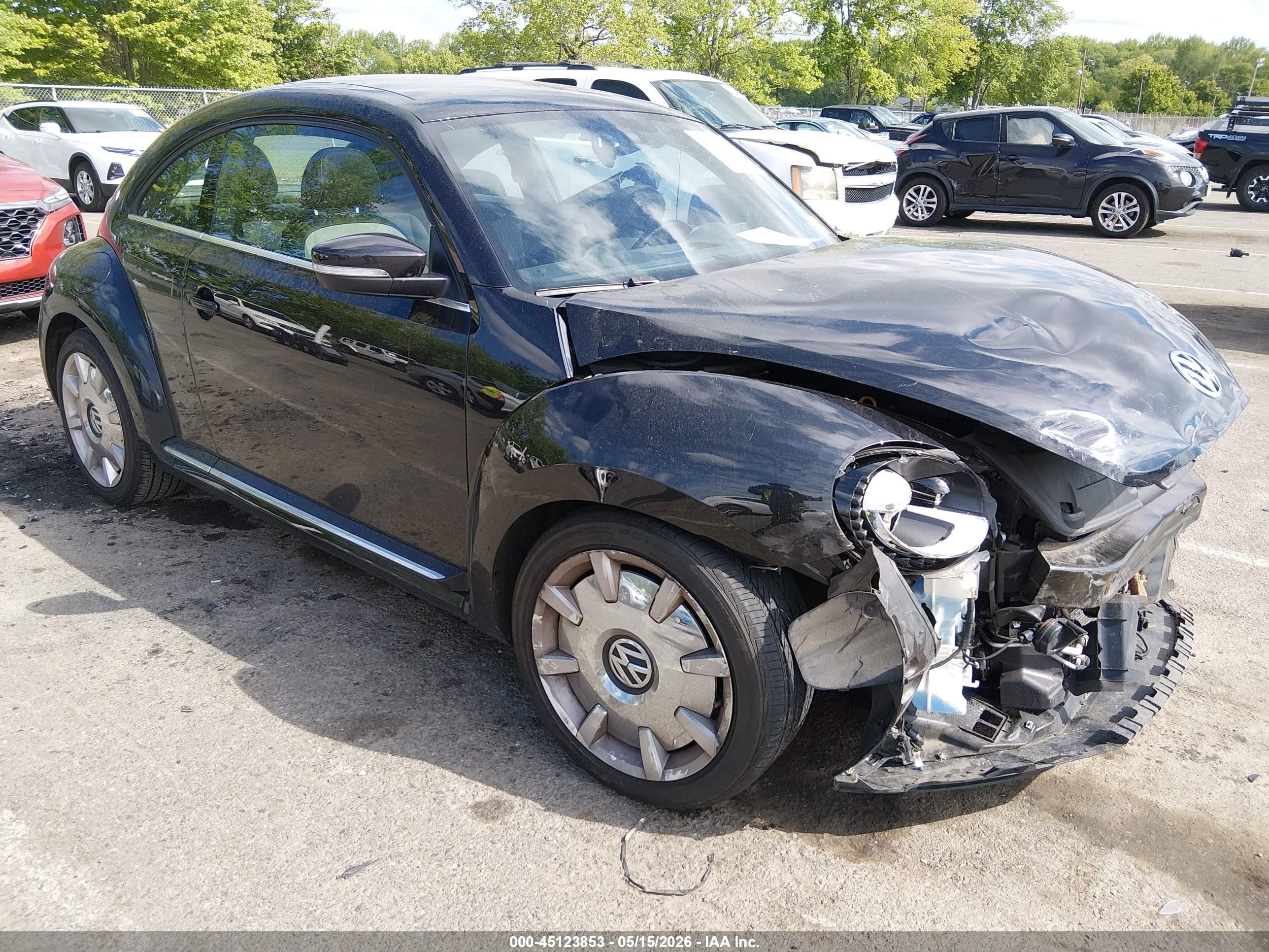 2018 Volkswagen Beetle SE, VIN 3VWJD7AT3JM714176 — Перед