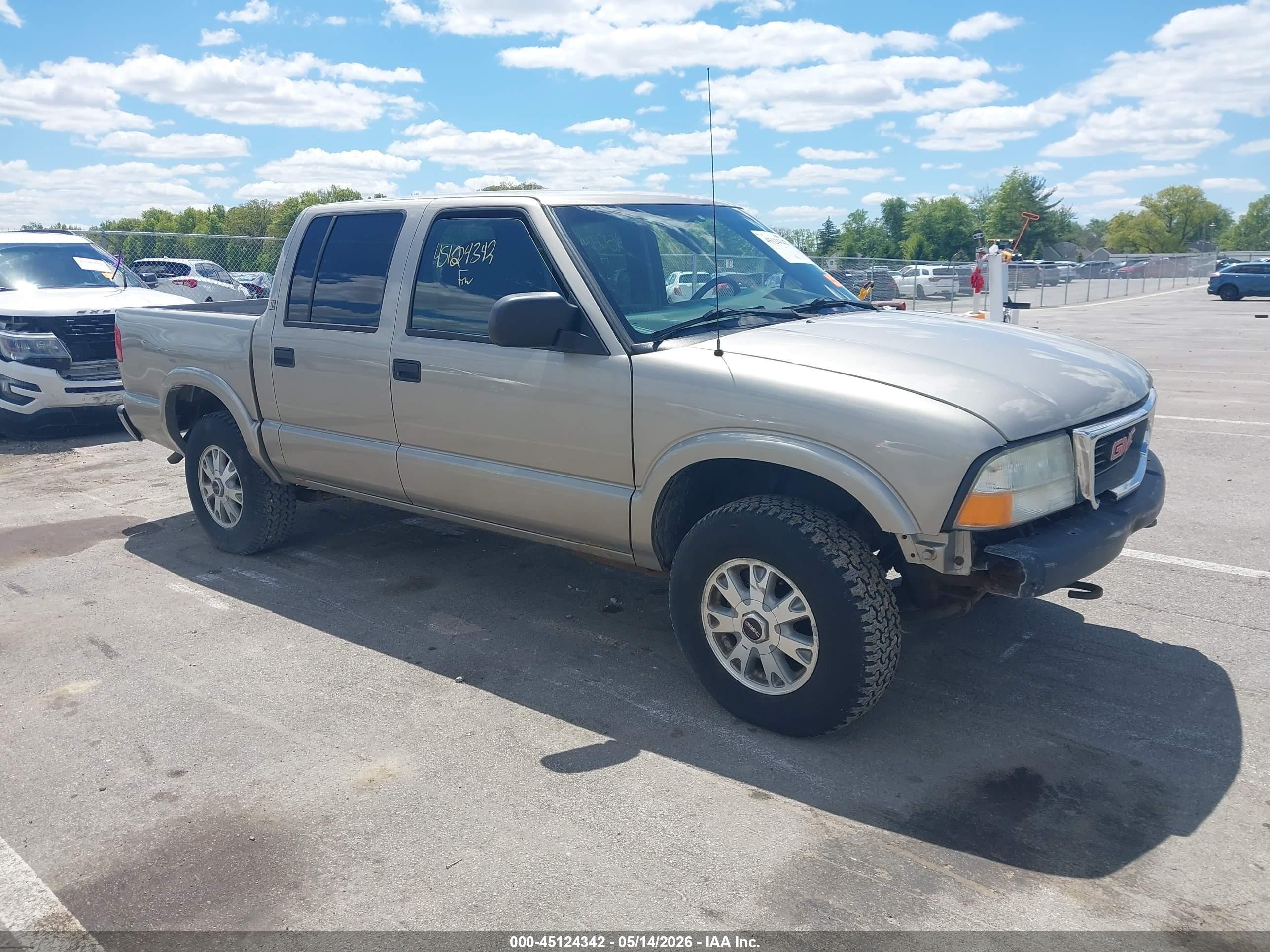 2003 GMC Sonoma SLS, VIN 1GTDT13X93K107421 — Front end