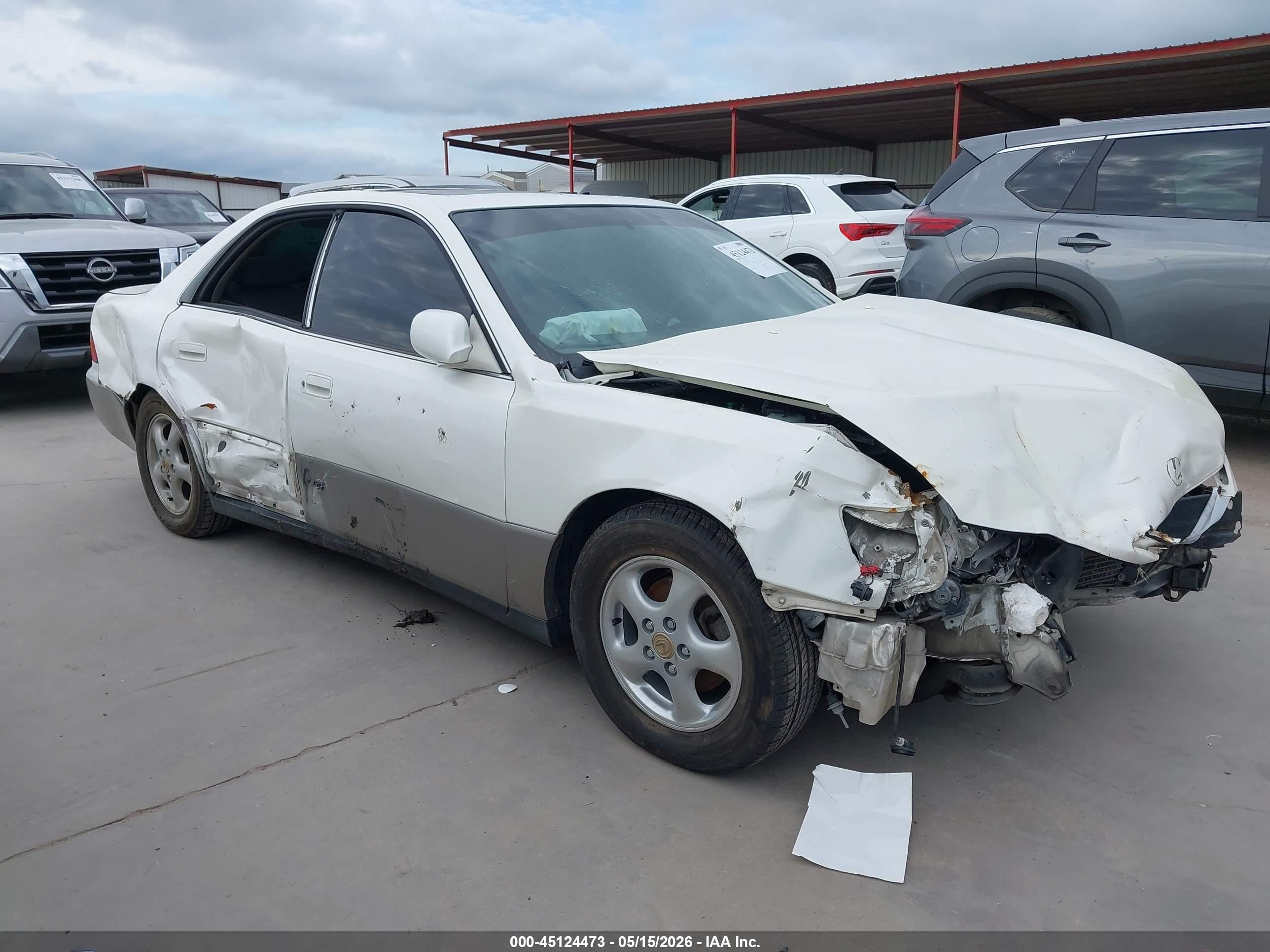 1998 Lexus ES 300, VIN JT8BF28G7W0143703 — Front end