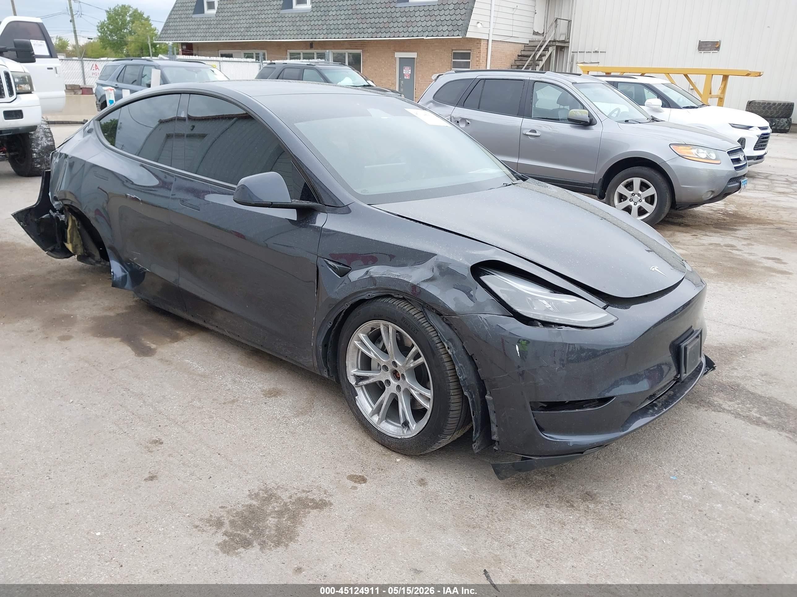 2024 Tesla Model Y Long Range, VIN 7SAYGDEE1RA228968 — Front end