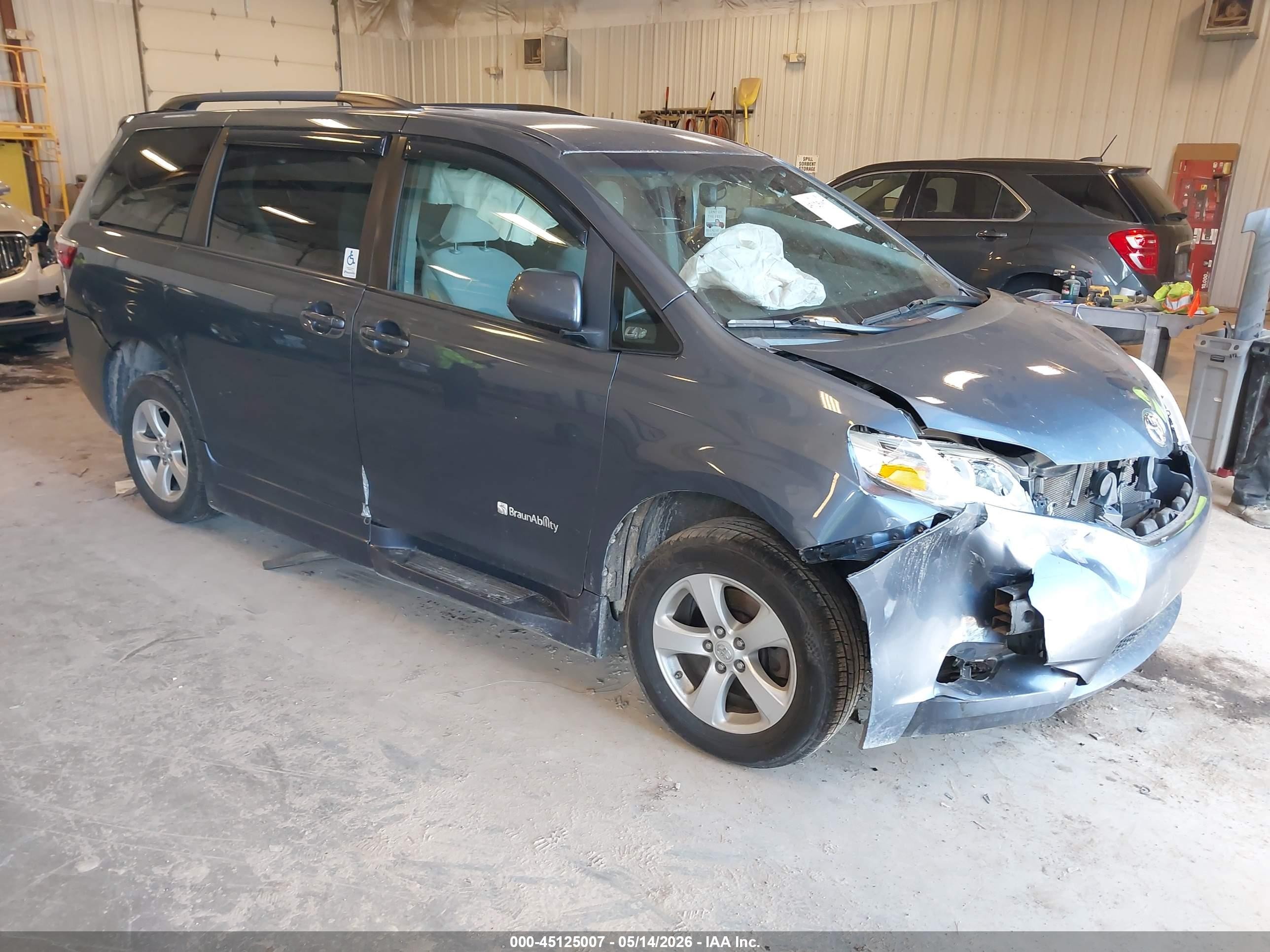 2015 Toyota Sienna LE, VIN 5TDKK3DC9FS561831 — Перед