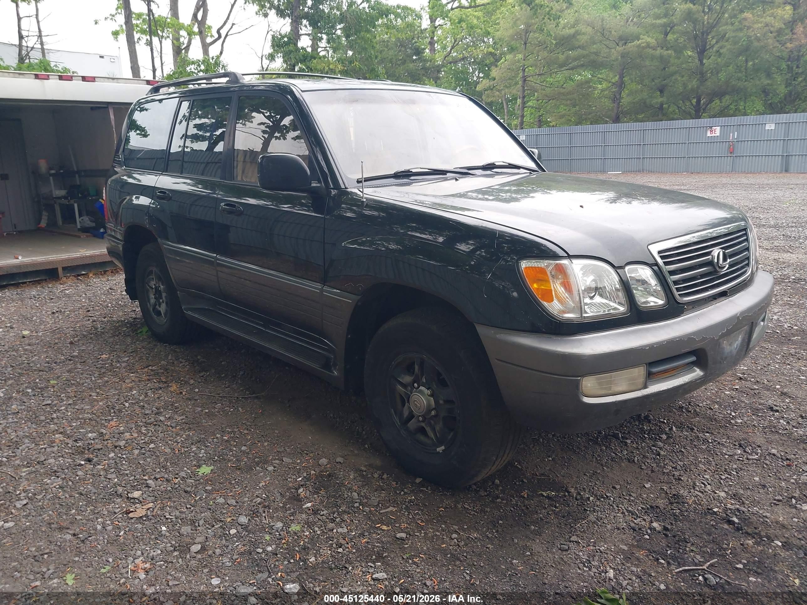 2002 Lexus LX 470, VIN JTJHT00W423516214 — Side