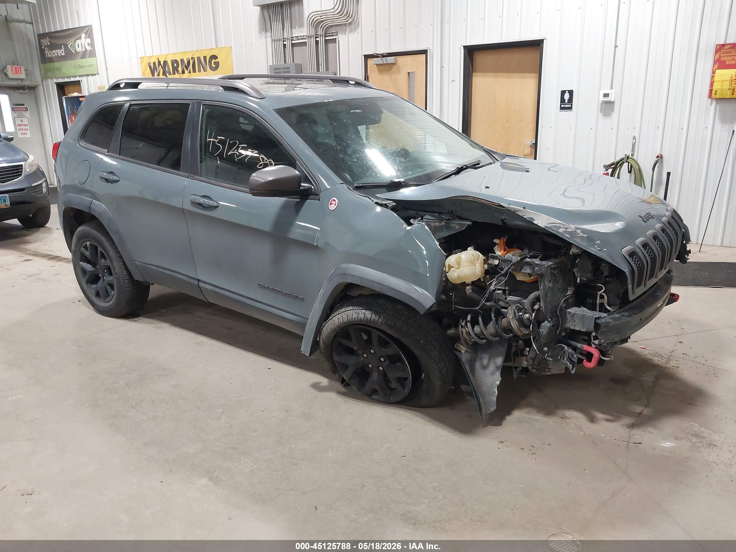 2015 Jeep Cherokee Trailhawk, VIN 1C4PJMBS0FW522425 — Перед