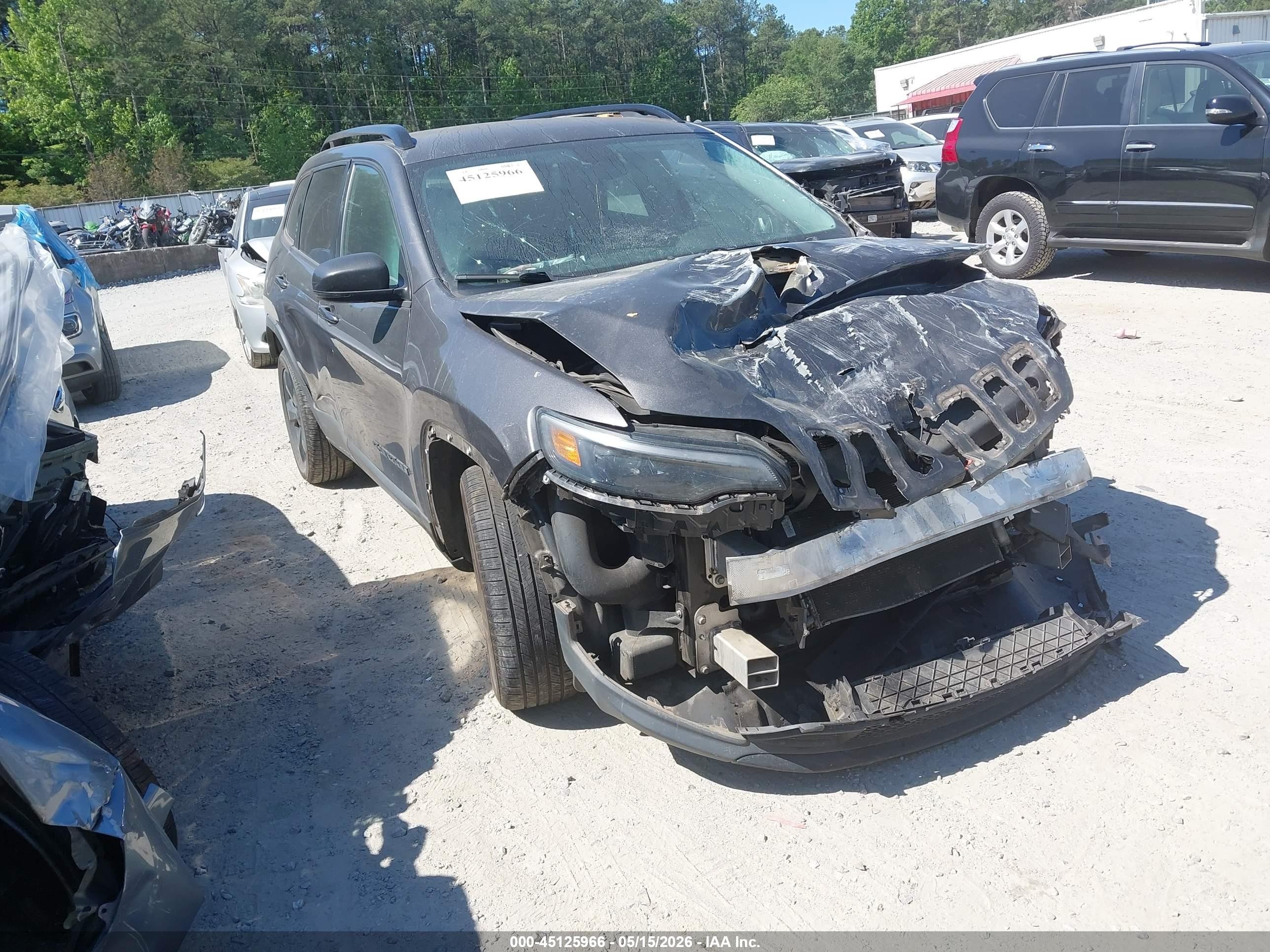 2019 Jeep Cherokee Latitude Plus, VIN 1C4PJLLX3KD302786 — Front end