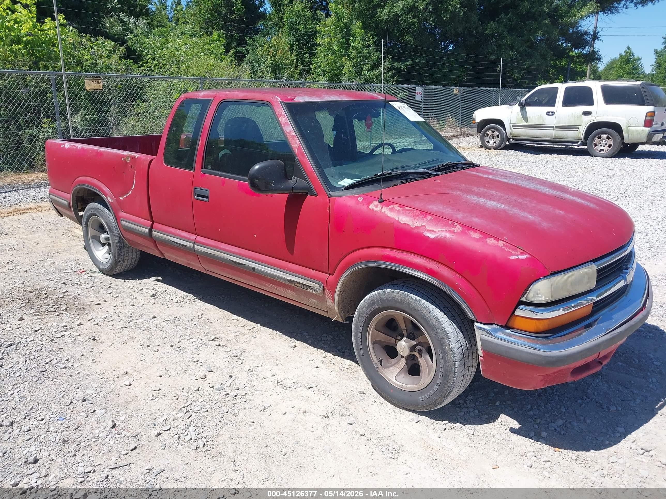1998 Chevrolet S-10 LS, VIN 1GCCS19X0W8111798 — Front end