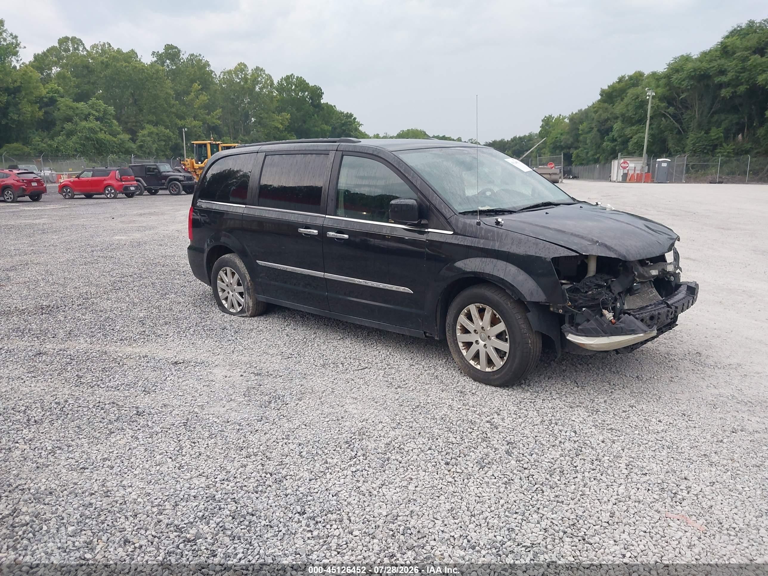 2015 Chrysler Town & Country Touring, VIN 2C4RC1BG1FR514324 — Front end