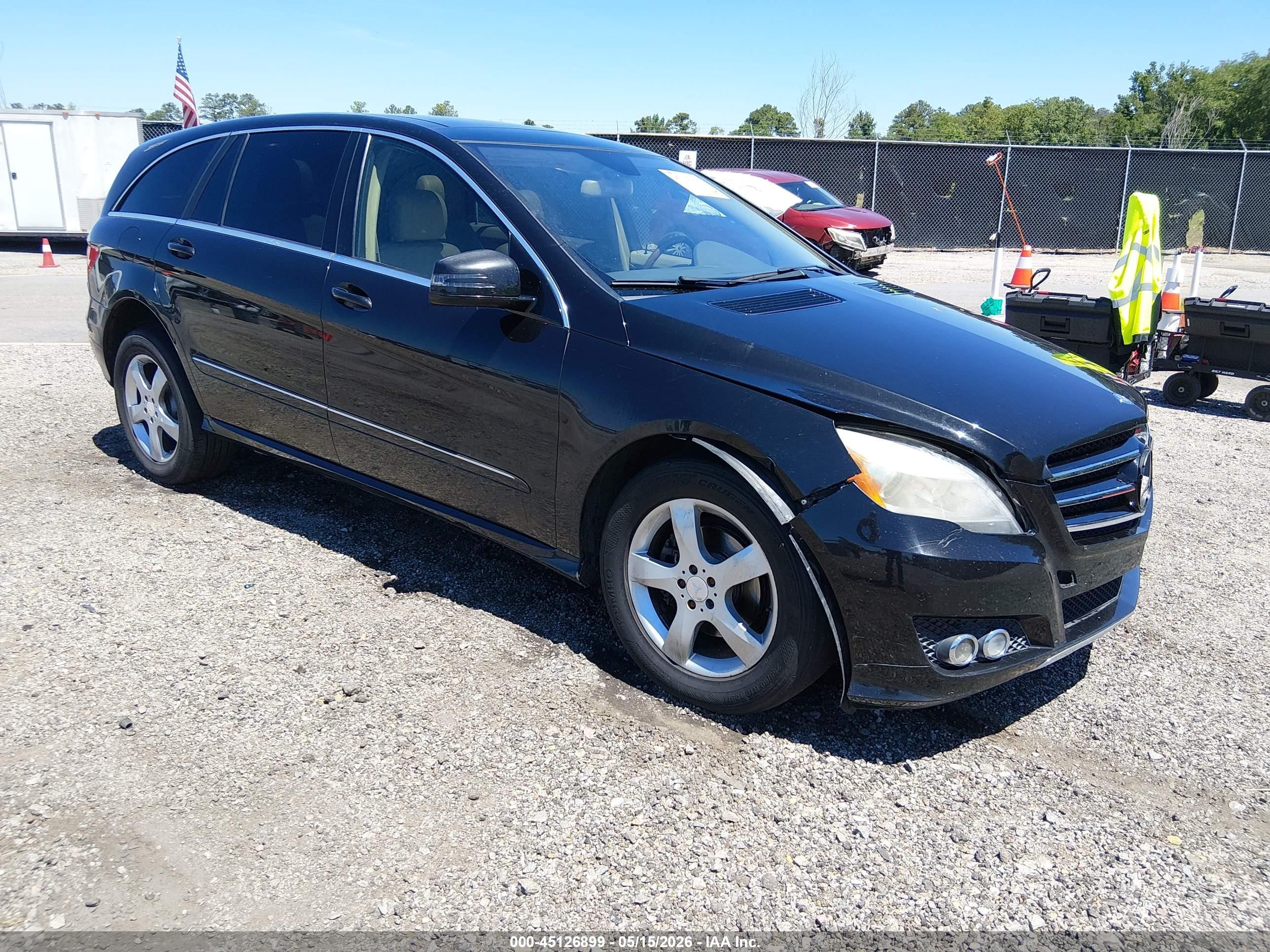 2011 Mercedes-Benz R 350, VIN 4JGCB6FE3BA117898 — Front end