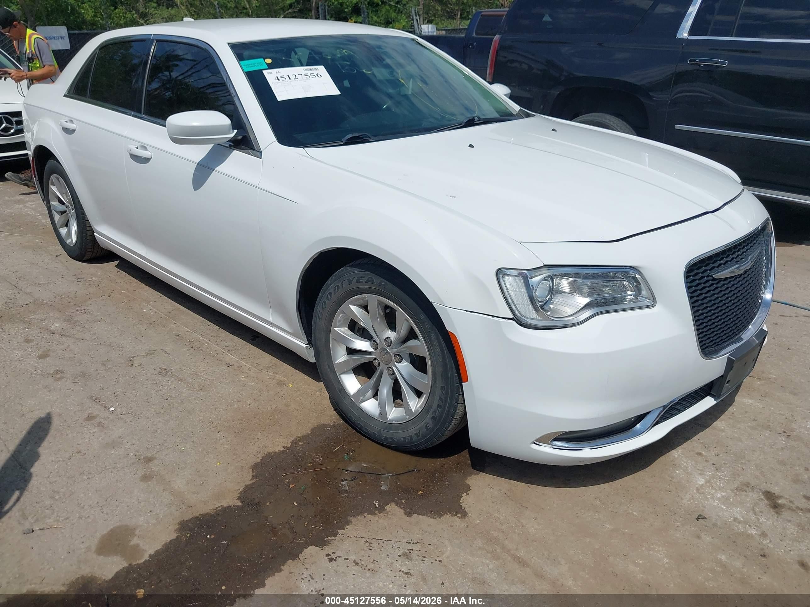 2015 Chrysler 300 Limited, VIN 2C3CCAAG4FH887259 — Бок