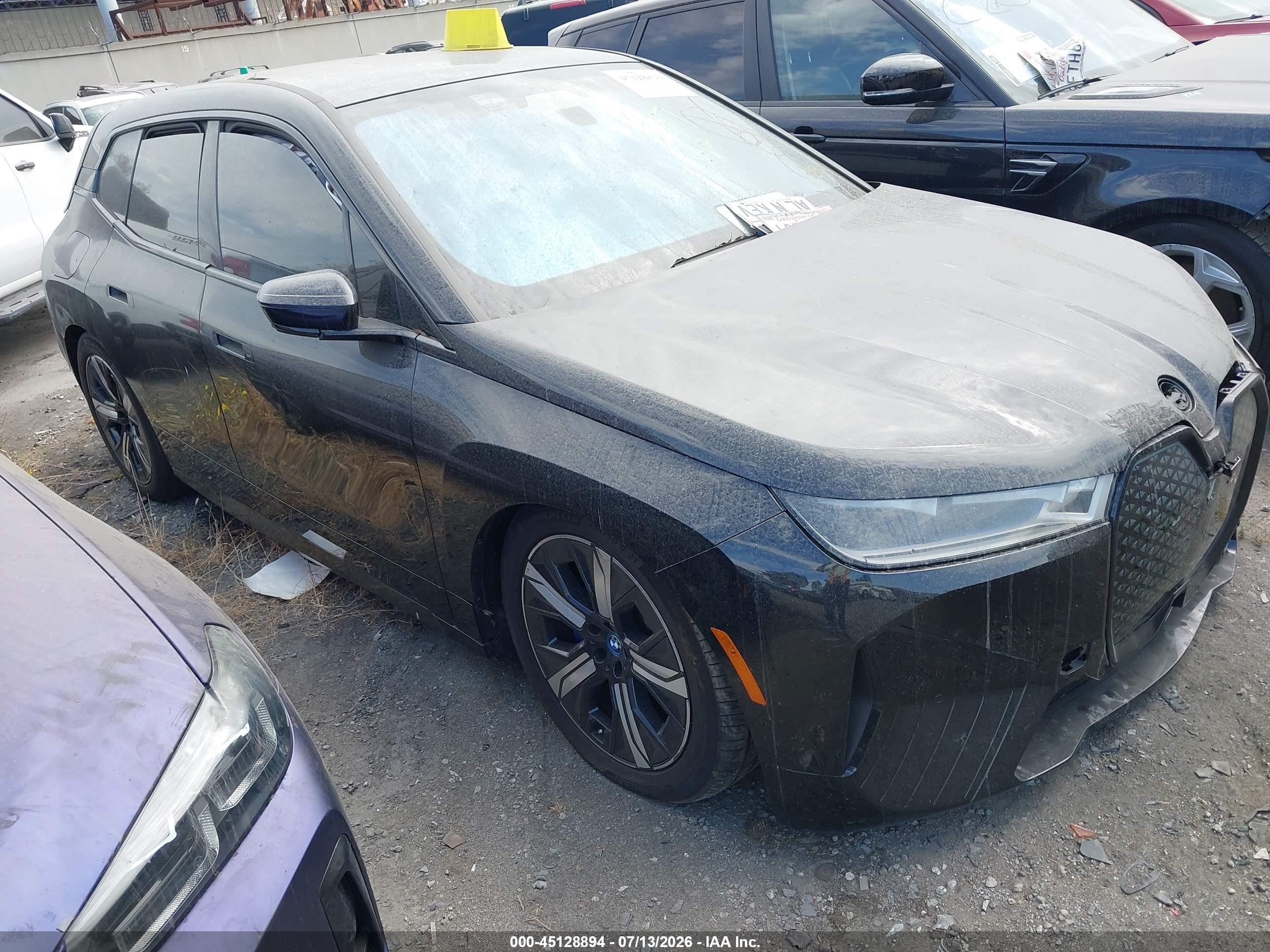 2023 BMW iX xDrive50, VIN WB523CF06PCM54850 — Бок