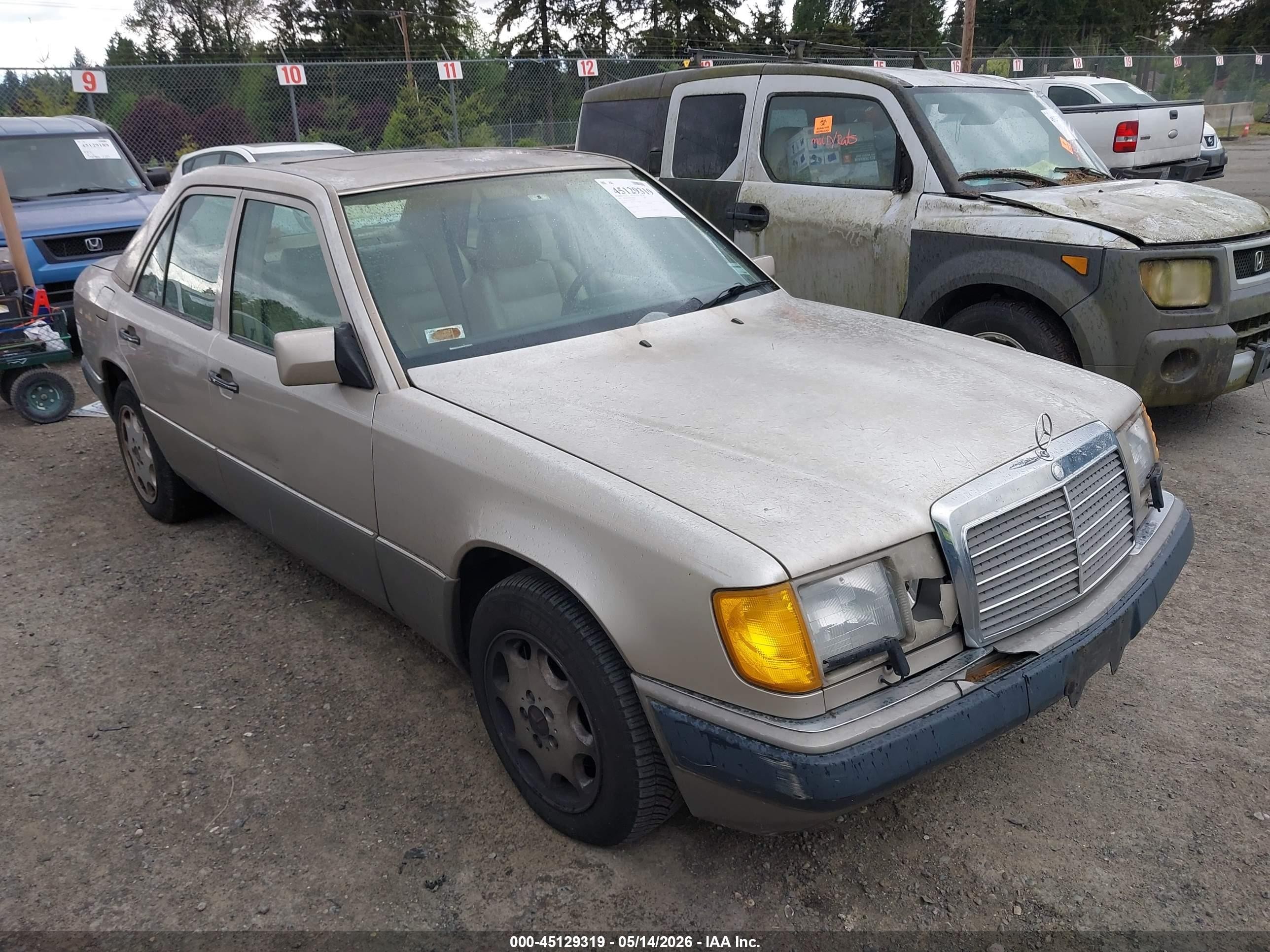 1992 Mercedes-Benz 300 E, VIN WDBEA30D4NB588017 — Normal wear