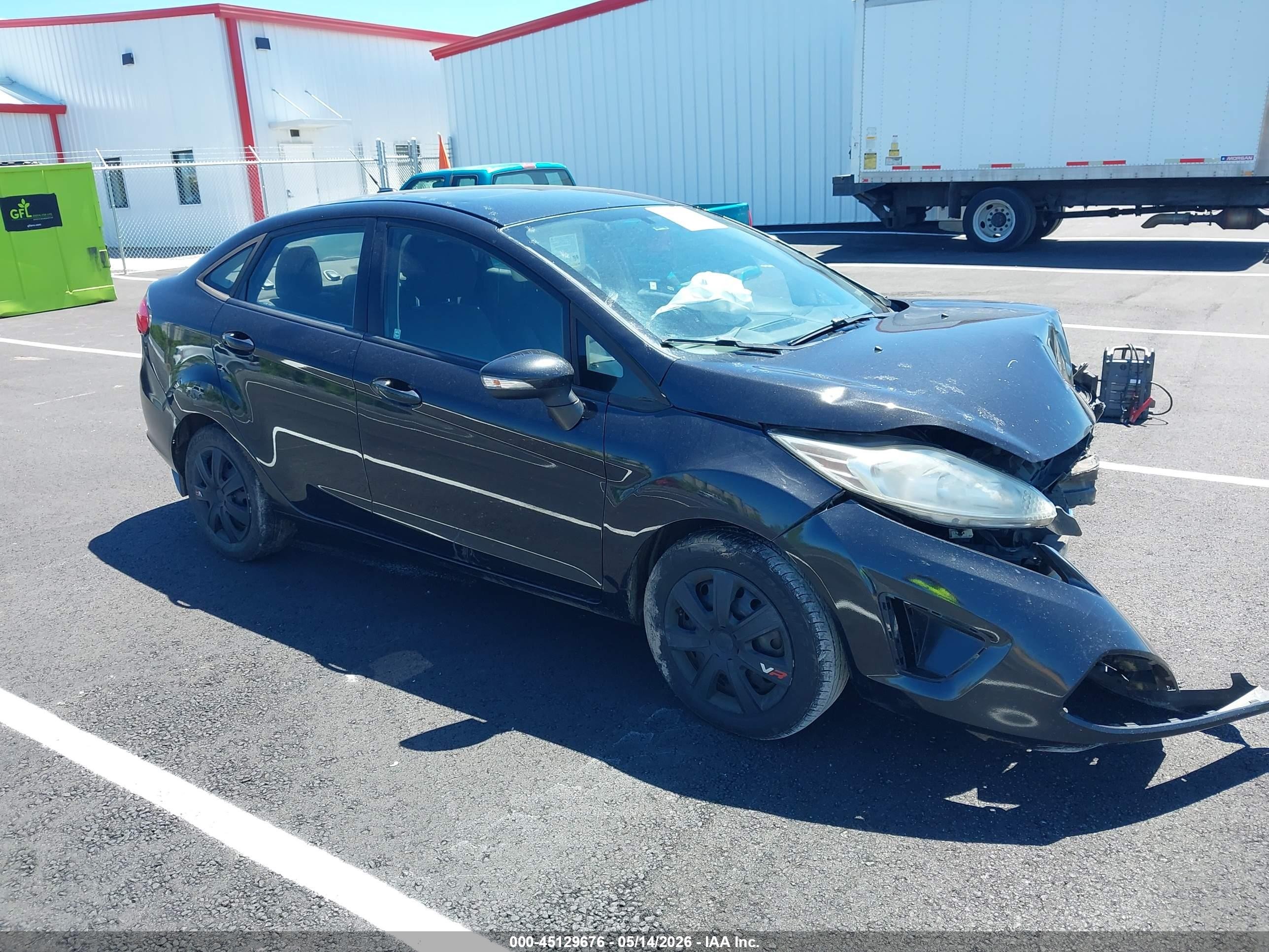 2013 Ford Fiesta SE, VIN 3FADP4BJ8DM142115 — Front end