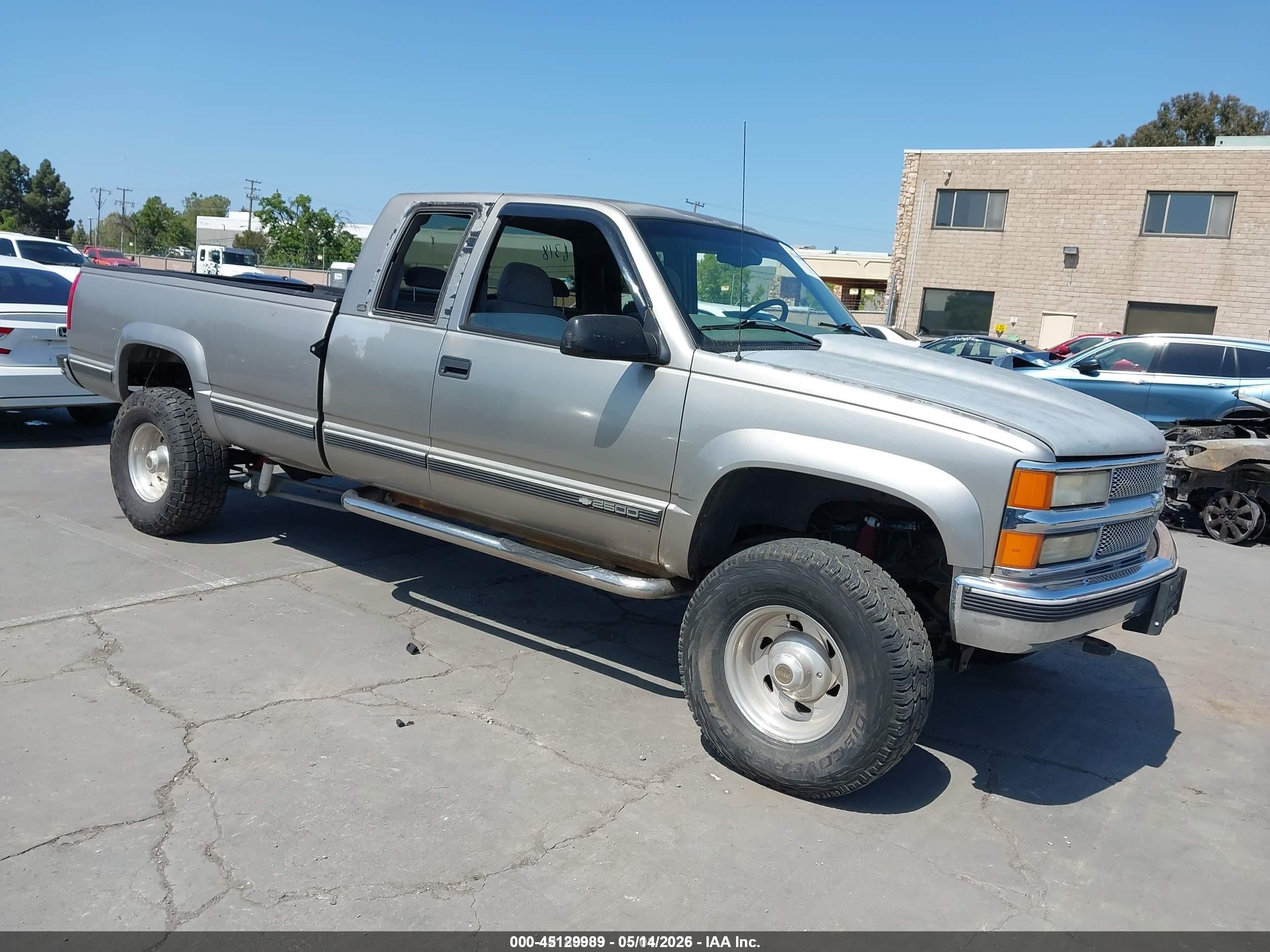 1998 Chevrolet Silverado 2500, VIN 1GCGK29JXWE256318 — Бок