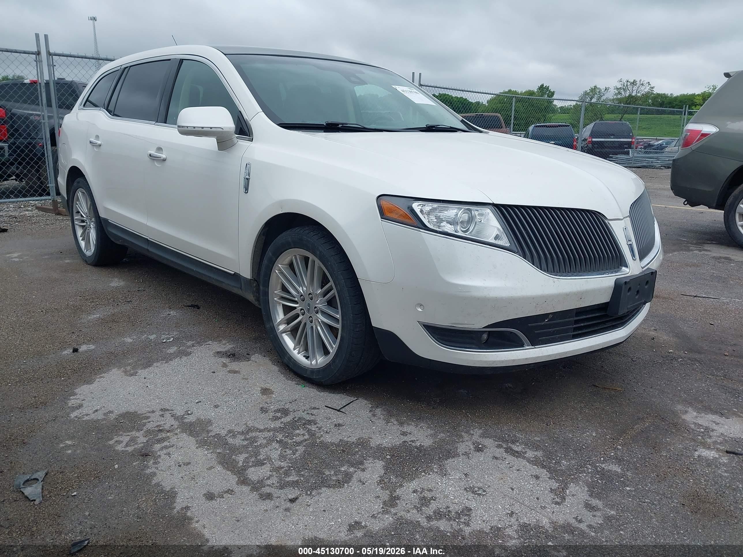 2015 Lincoln MKT EcoBoost, VIN 2LMHJ5AT8FBL03668 — Side